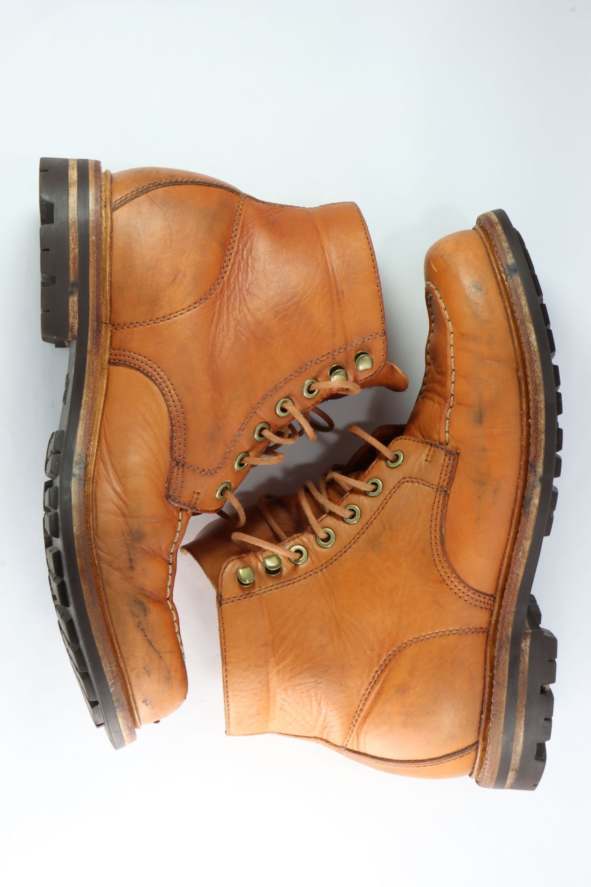 Photo by onthedogwatch on February 6, 2023 of the Grant Stone Brass Boot in Horween Natural Essex.