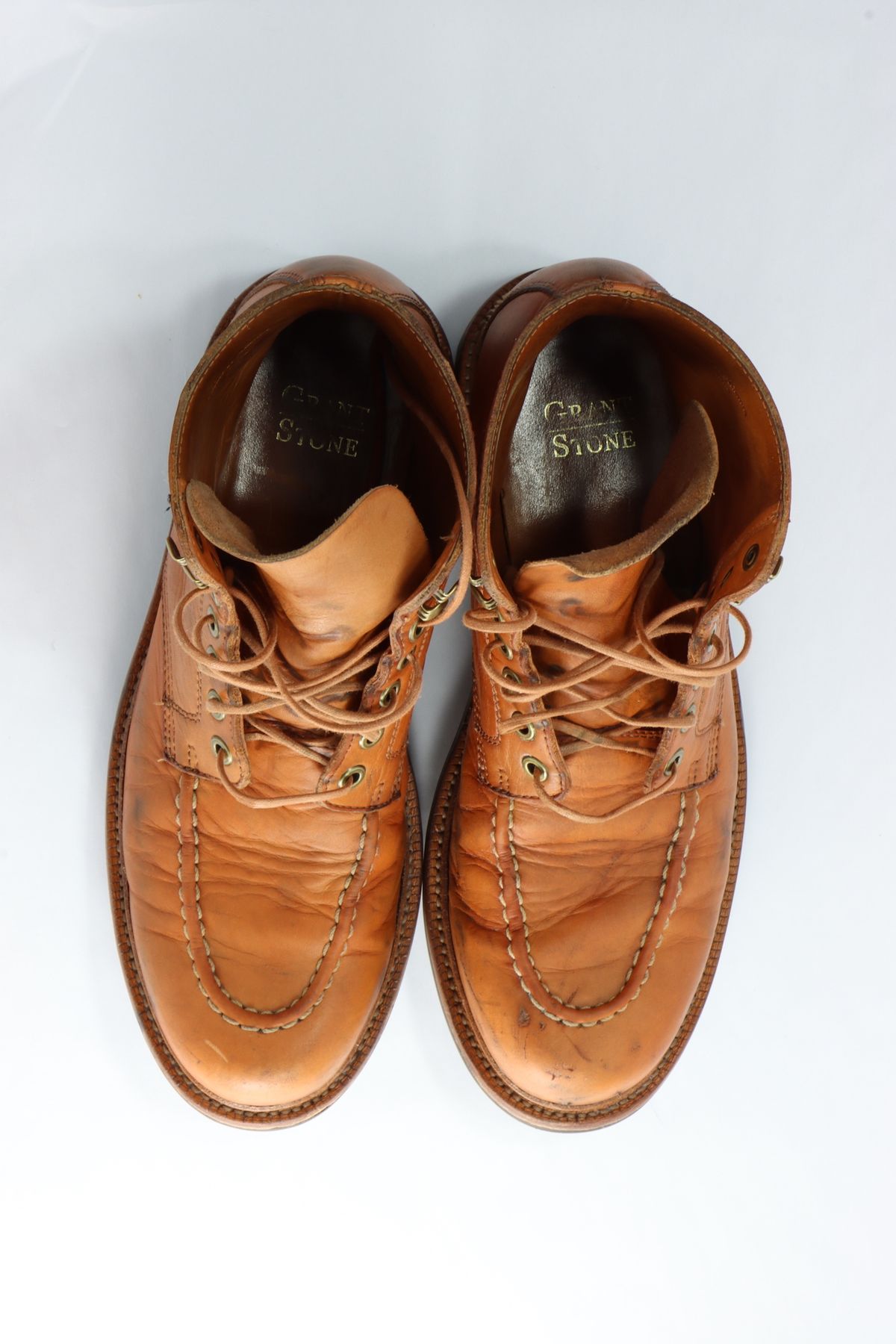 Photo by onthedogwatch on February 6, 2023 of the Grant Stone Brass Boot in Horween Natural Essex.