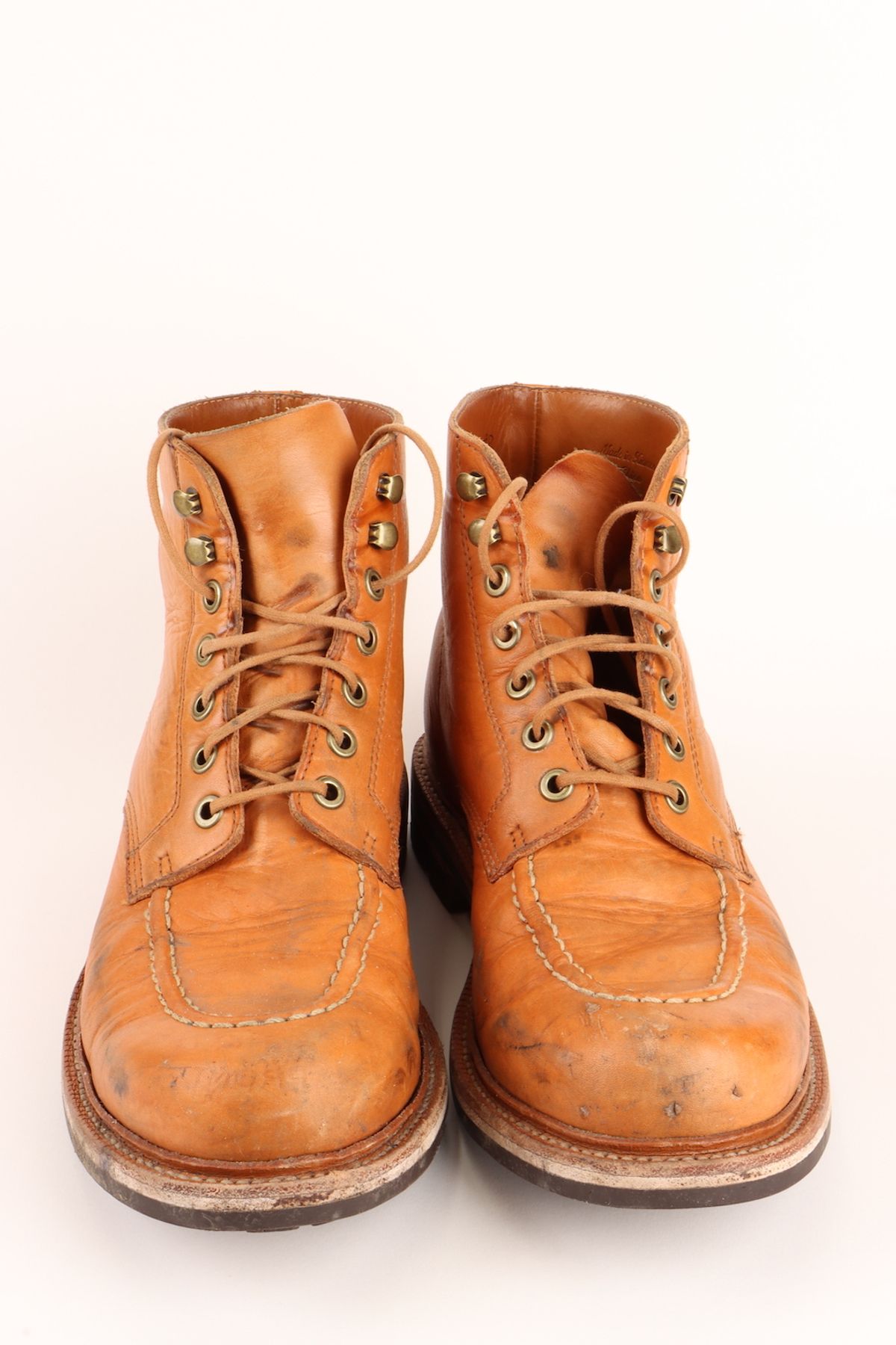 Photo by onthedogwatch on March 6, 2023 of the Grant Stone Brass Boot in Horween Natural Essex.