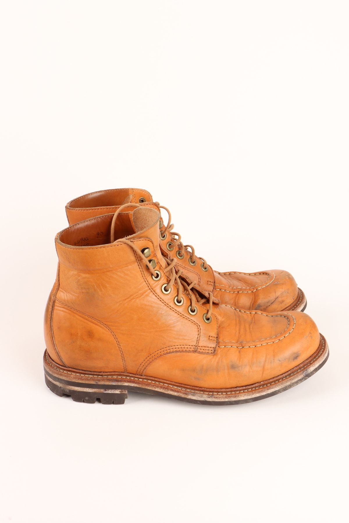 Photo by onthedogwatch on March 6, 2023 of the Grant Stone Brass Boot in Horween Natural Essex.