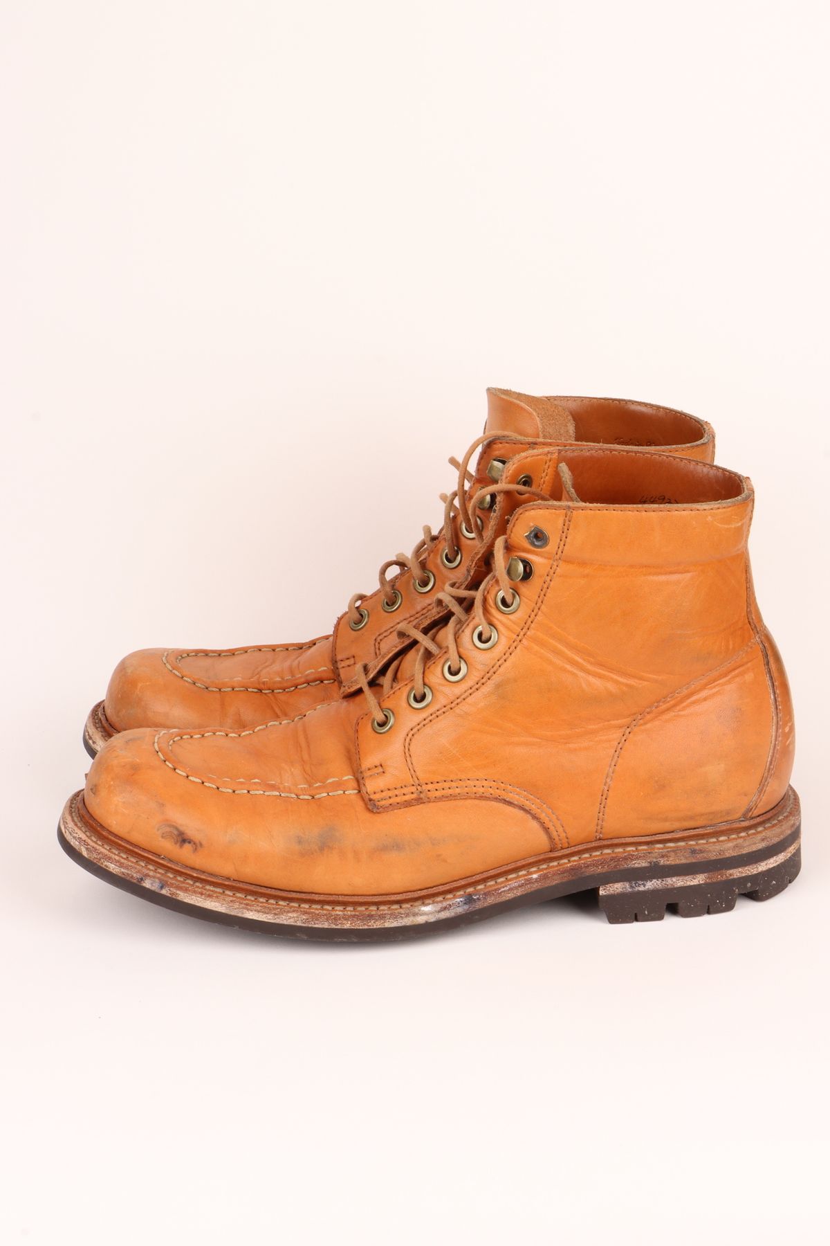 Photo by onthedogwatch on April 6, 2023 of the Grant Stone Brass Boot in Horween Natural Essex.