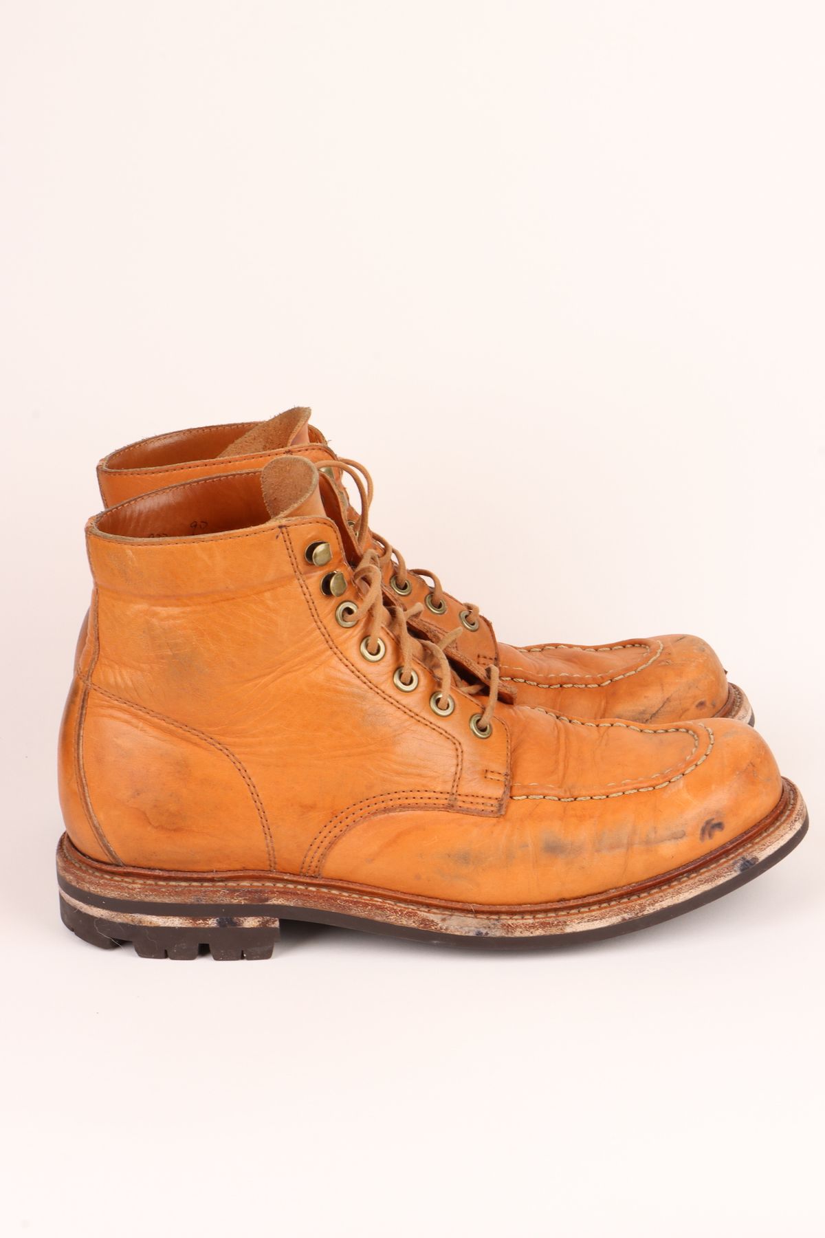 Photo by onthedogwatch on April 6, 2023 of the Grant Stone Brass Boot in Horween Natural Essex.