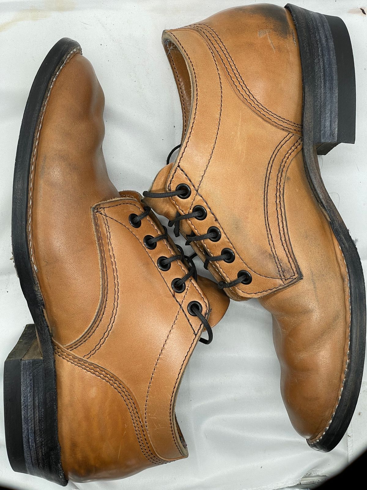 Photo by thatdudeorion on December 6, 2022 of the White's Oxford in Maryam Natural Horsebutt.