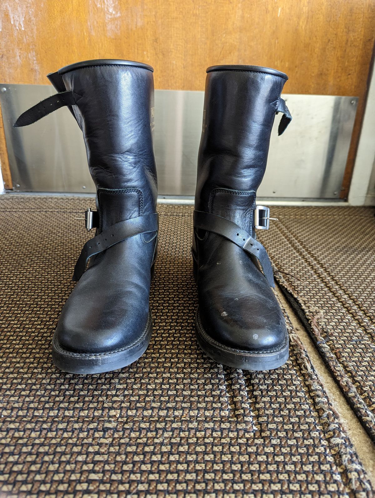 Photo by TropicalBroccoli on March 5, 2023 of the Addict Boots AB-01 Engineer Boots in Black Dye-Finished Horsehide.