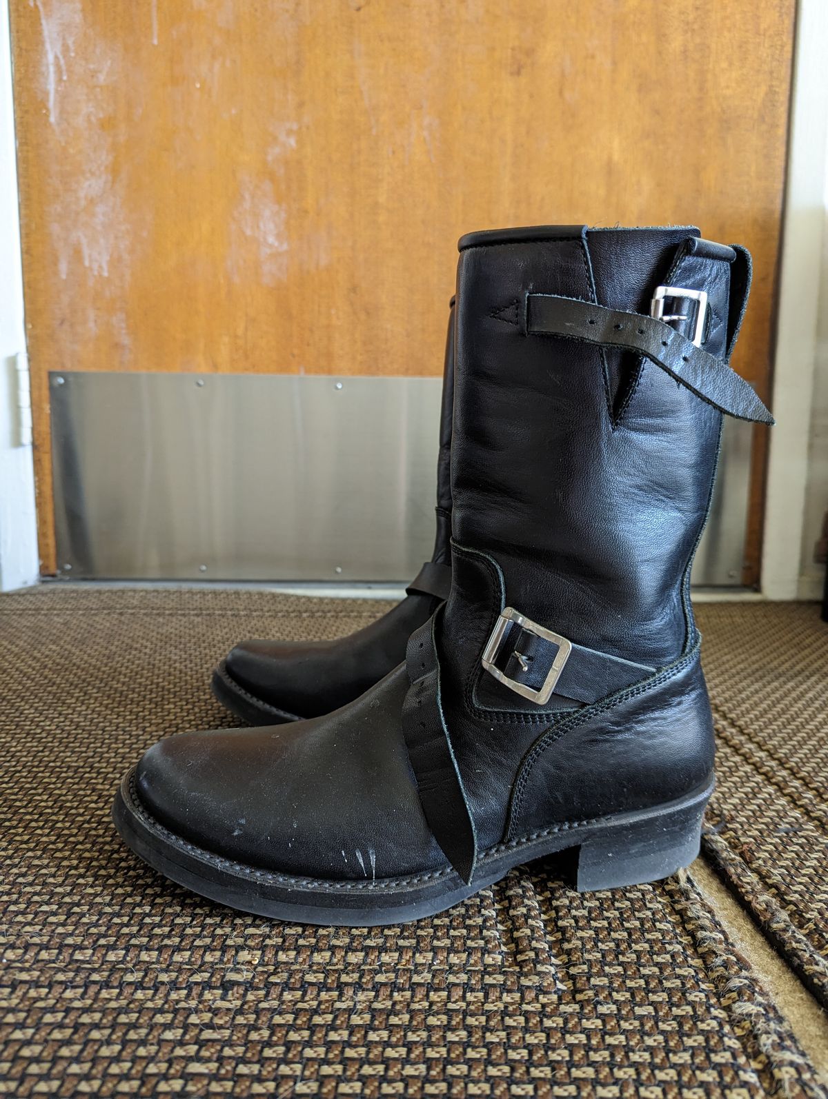 Photo by TropicalBroccoli on March 5, 2023 of the Addict Boots AB-01 Engineer Boots in Black Dye-Finished Horsehide.