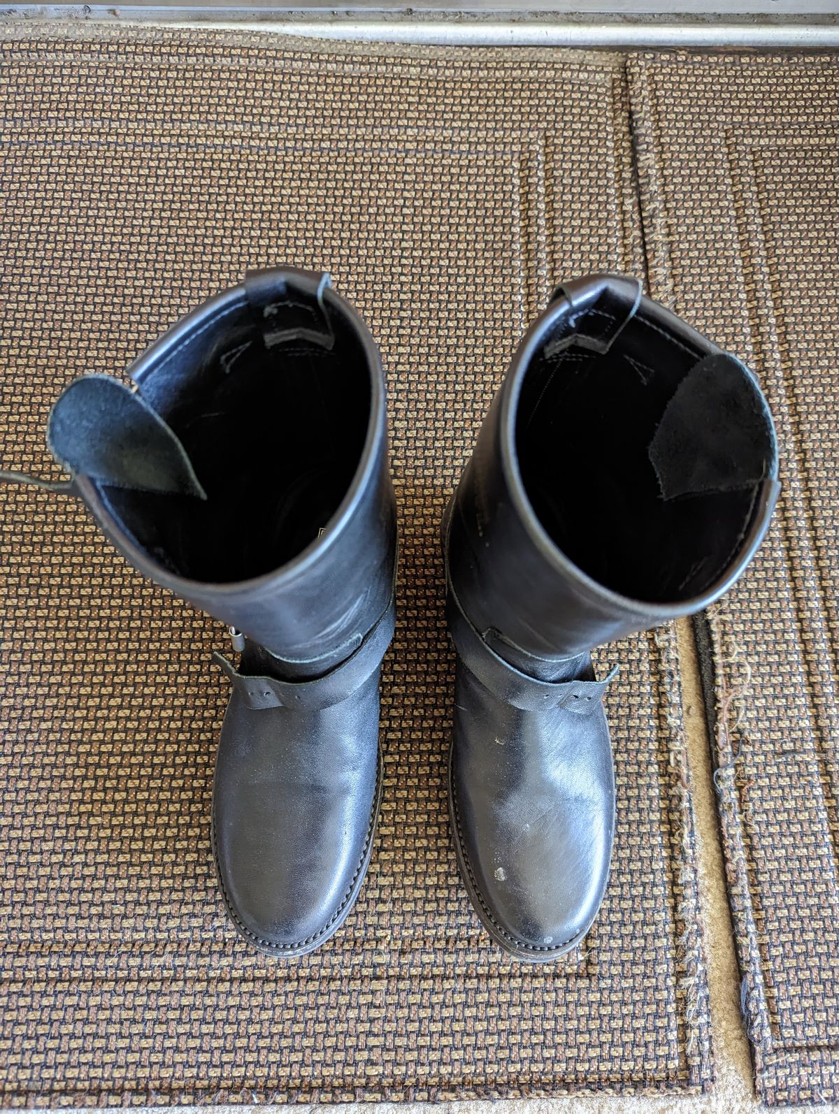 Photo by TropicalBroccoli on March 5, 2023 of the Addict Boots AB-01 Engineer Boots in Black Dye-Finished Horsehide.