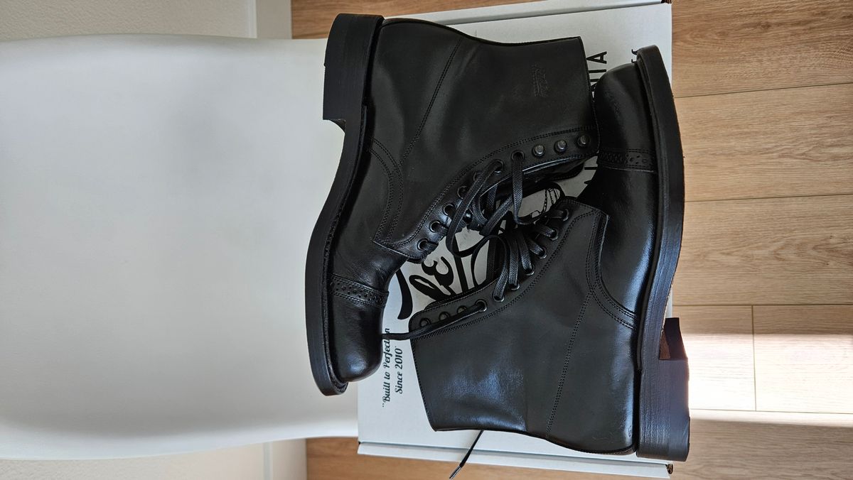 Photo by TropicalBroccoli on October 1, 2025 of the Role Club Wingman in Maryam Black Horsehide.