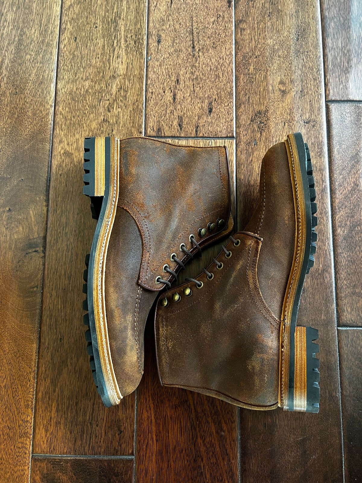Photo by India_Actual on October 5, 2022 of the Parkhurst The Niagara in C.F. Stead Light Brown Waxy Commander Suede.