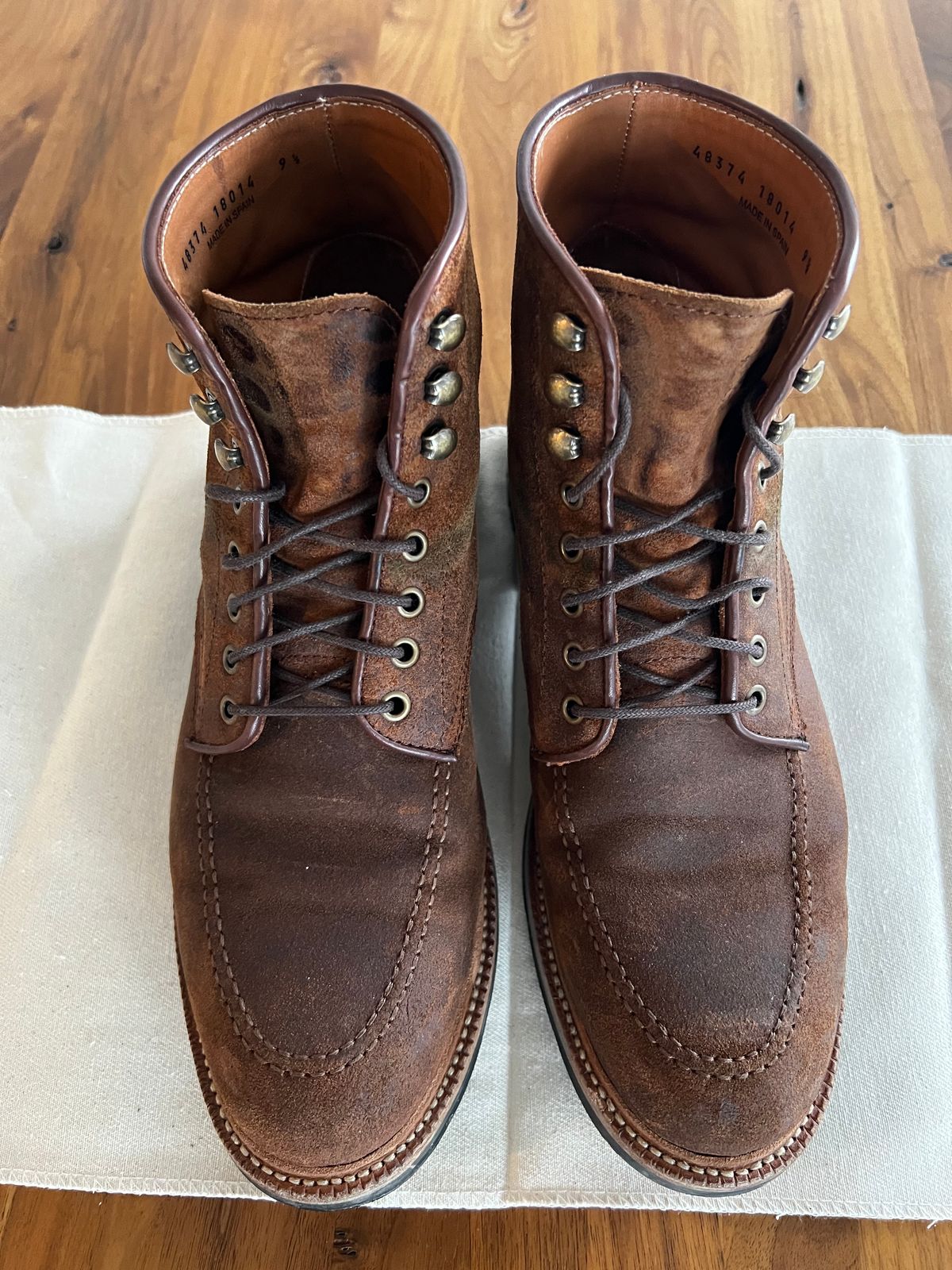 Photo by India_Actual on December 5, 2022 of the Parkhurst The Niagara in C.F. Stead Light Brown Waxy Commander Suede.