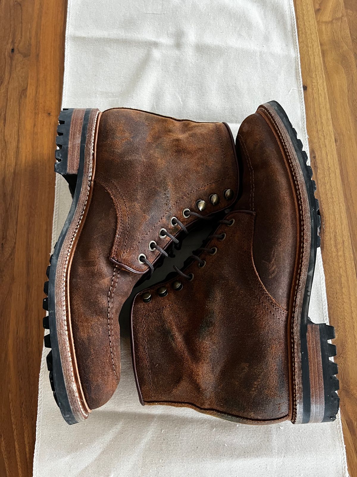 Photo by India_Actual on December 5, 2022 of the Parkhurst The Niagara in C.F. Stead Light Brown Waxy Commander Suede.