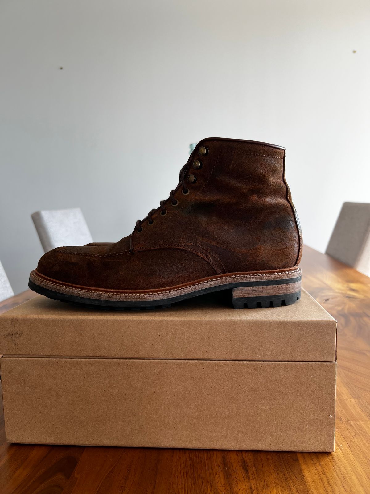 Photo by India_Actual on April 4, 2023 of the Parkhurst The Niagara in C.F. Stead Light Brown Waxy Commander Suede.