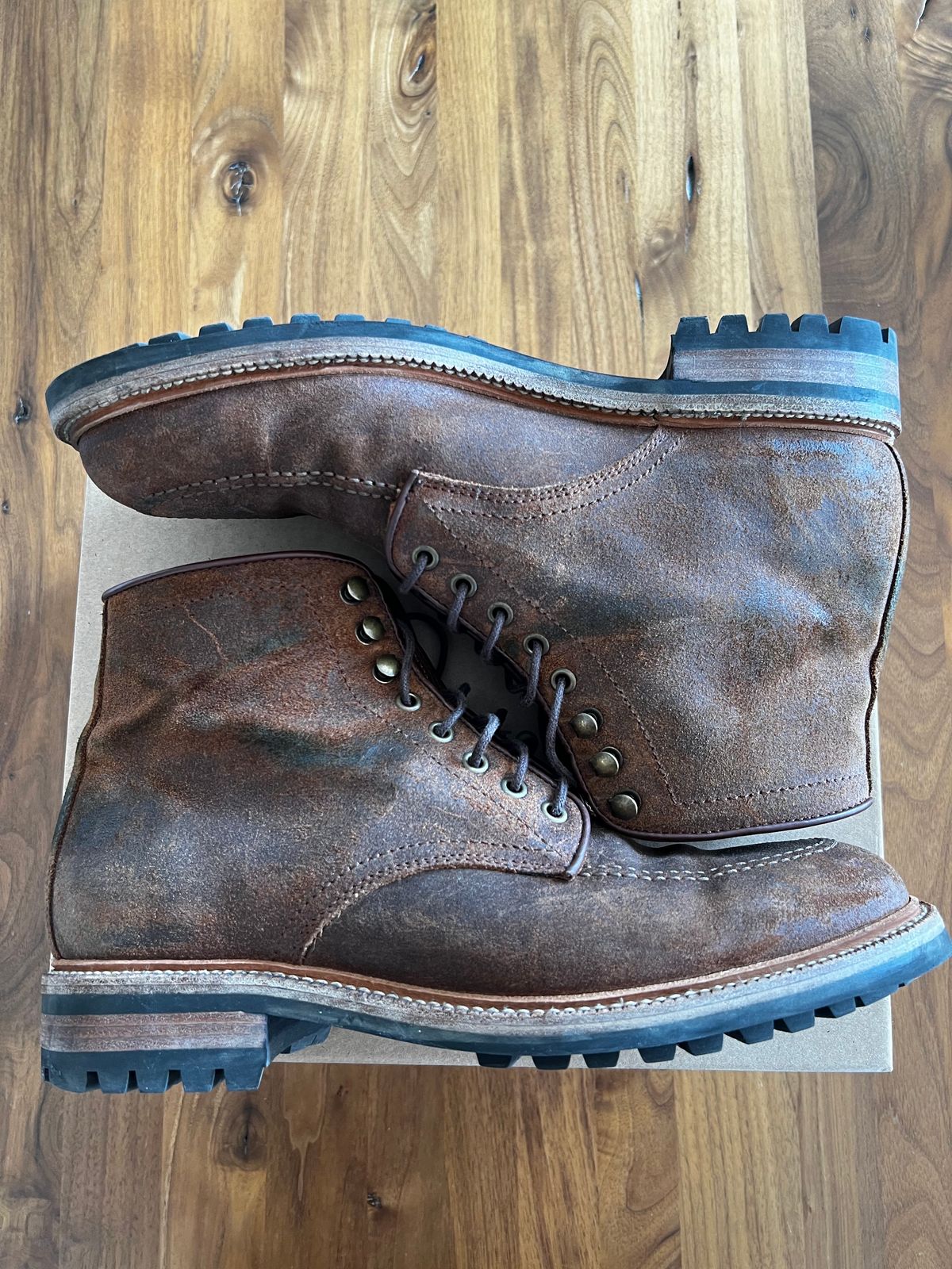 Photo by India_Actual on April 4, 2023 of the Parkhurst The Niagara in C.F. Stead Light Brown Waxy Commander Suede.