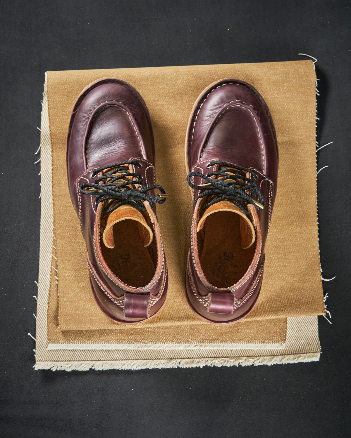 Photo by BobHendersonHB on March 3, 2024 of the BHHB Pull-Top Moc in Seidel Oxblood Double Shot.