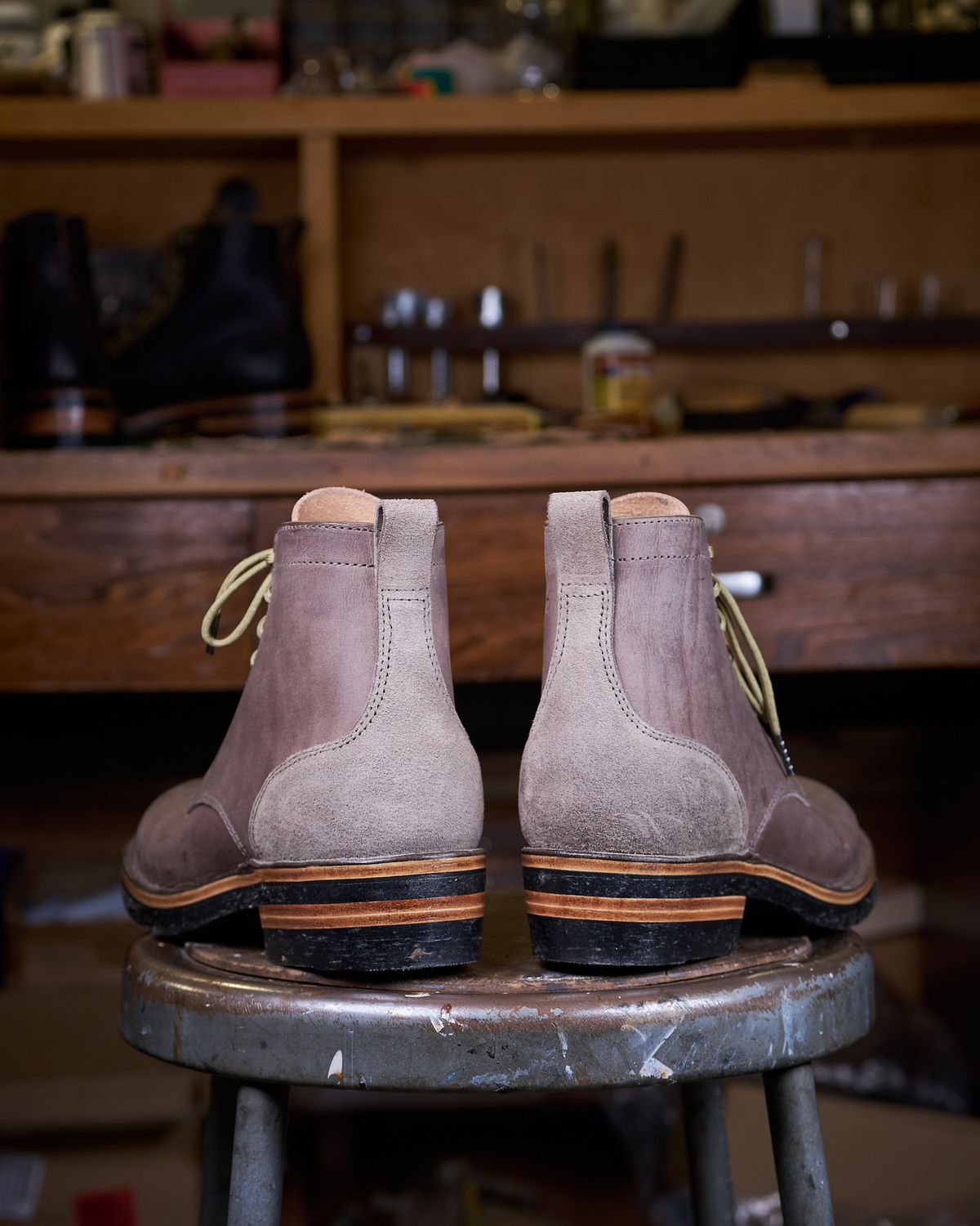 Photo by BobHendersonHB on October 1, 2024 of the BHHB 7 Hole Standard in Horween Steel Predator & Horween Toasted Tan Dublin.