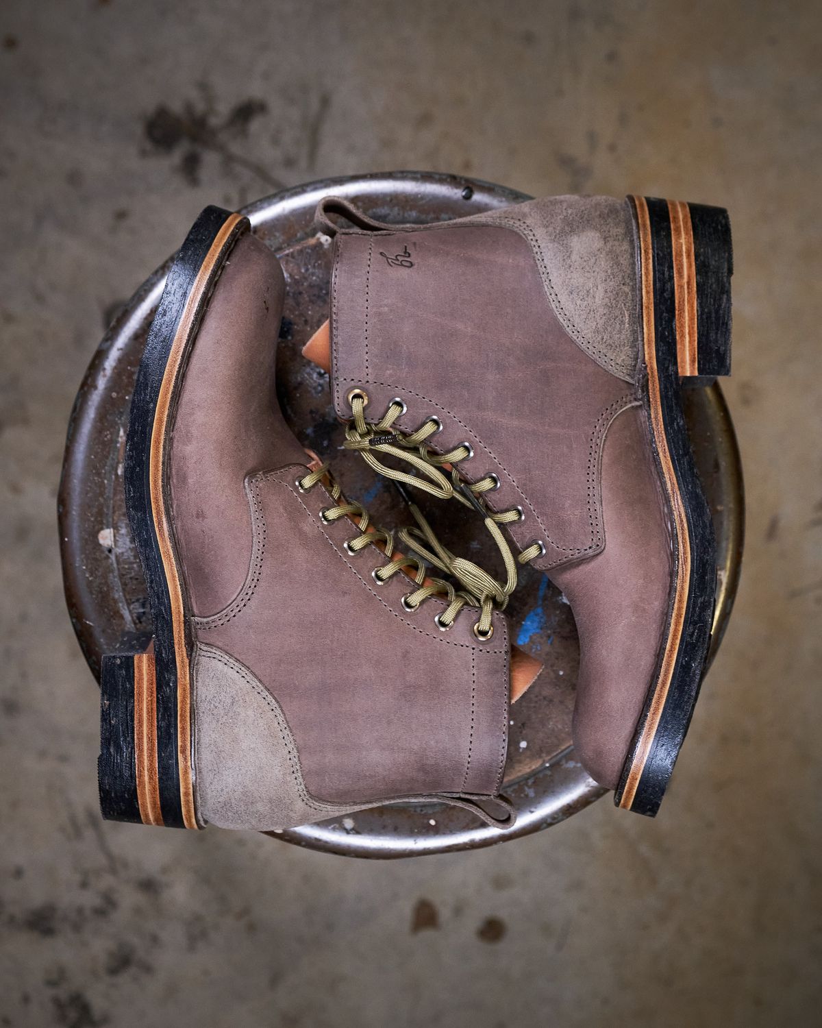 Photo by BobHendersonHB on October 1, 2024 of the BHHB 7 Hole Standard in Horween Steel Predator & Horween Toasted Tan Dublin.
