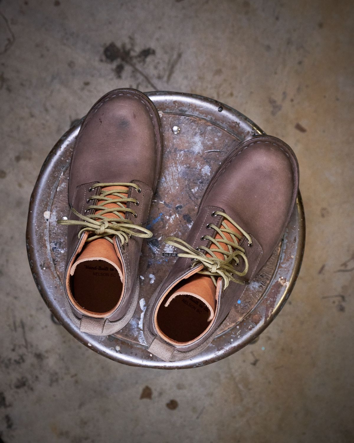 Photo by BobHendersonHB on October 1, 2024 of the BHHB 7 Hole Standard in Horween Steel Predator & Horween Toasted Tan Dublin.