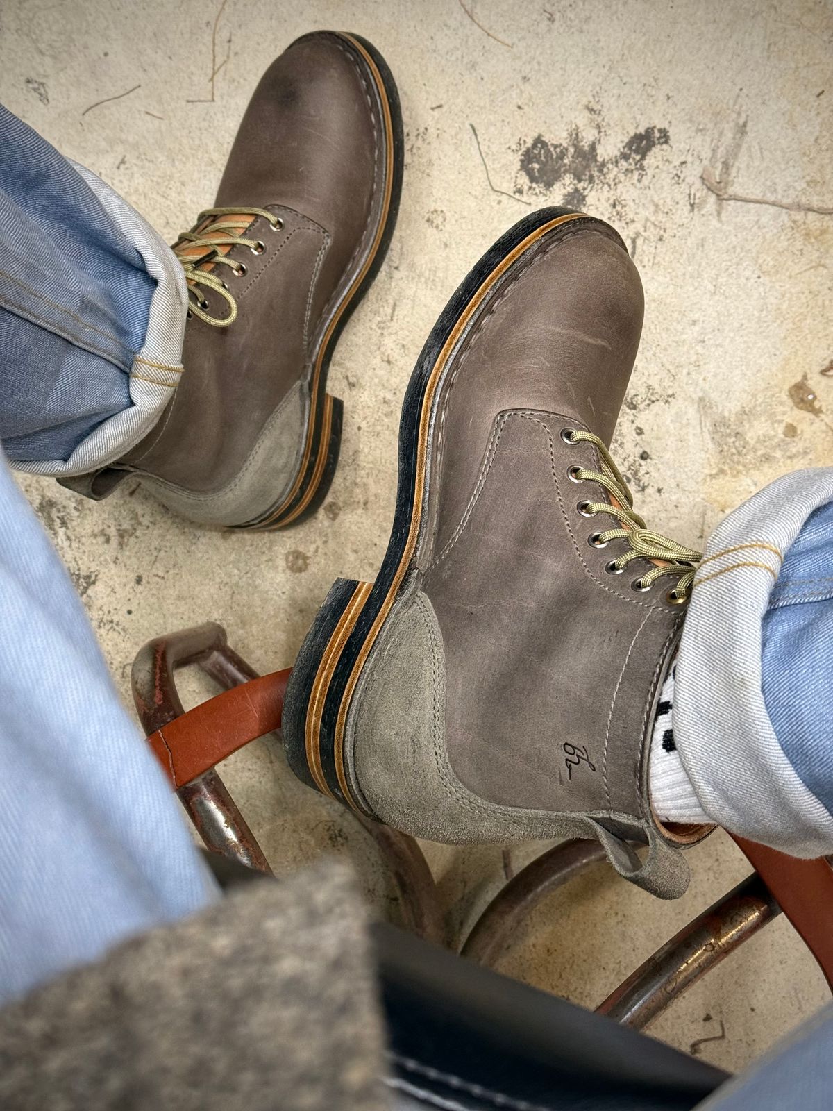 Photo by BobHendersonHB on October 4, 2024 of the BHHB 7 Hole Standard in Horween Steel Predator & Horween Toasted Tan Dublin.