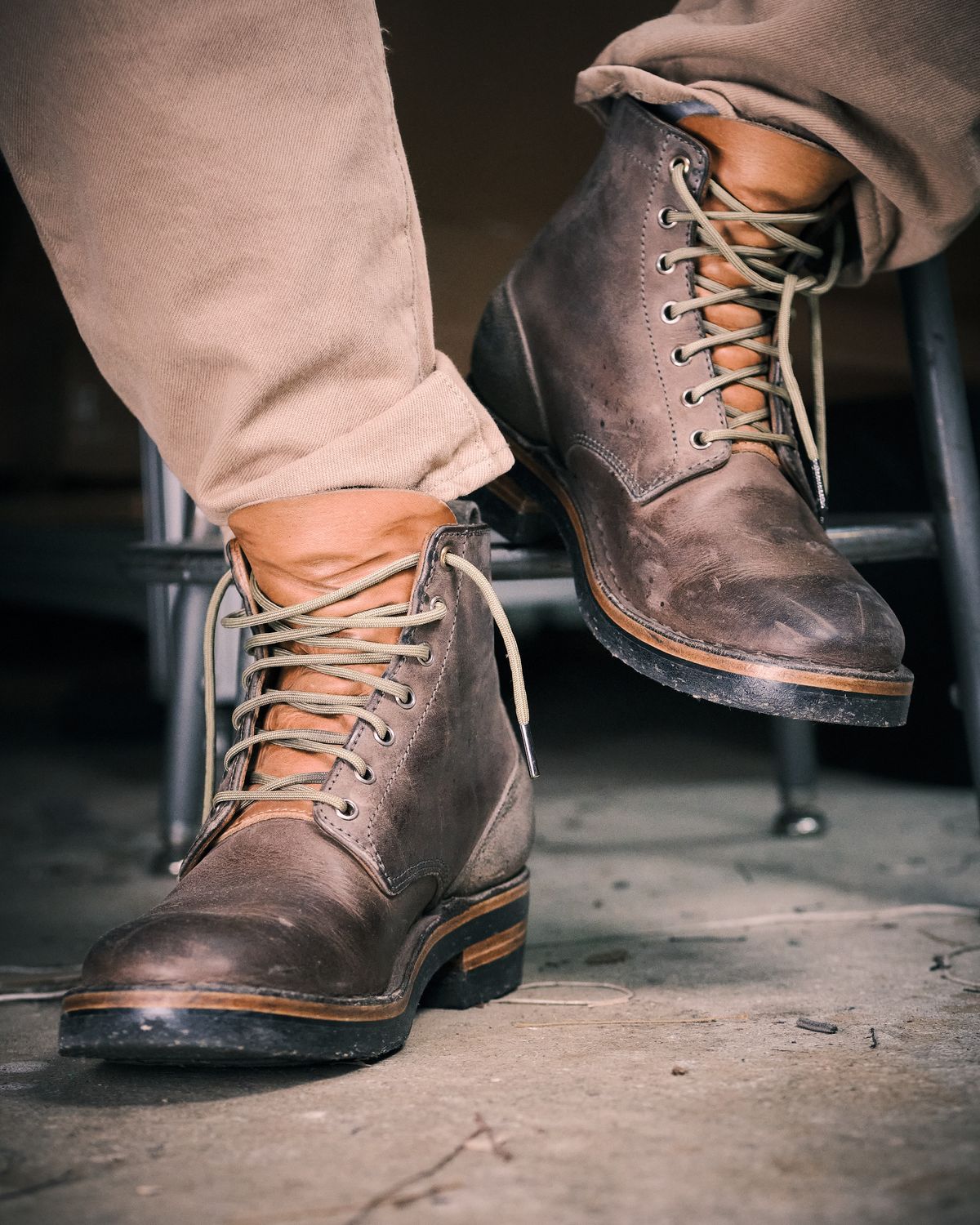 Photo by BobHendersonHB on October 26, 2024 of the BHHB 7 Hole Standard in Horween Steel Predator & Horween Toasted Tan Dublin.
