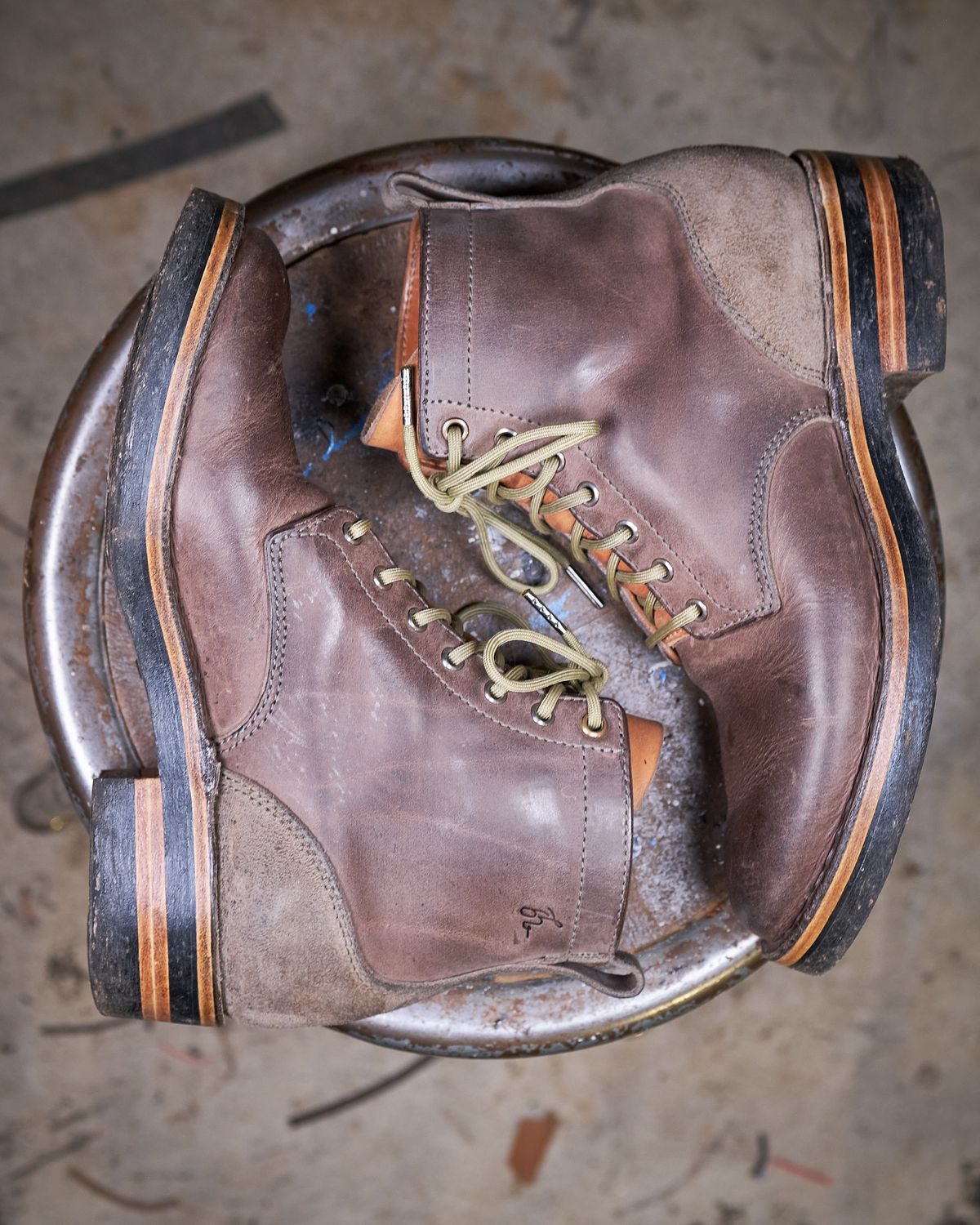 Photo by BobHendersonHB on November 2, 2024 of the BHHB 7 Hole Standard in Horween Steel Predator & Horween Toasted Tan Dublin.