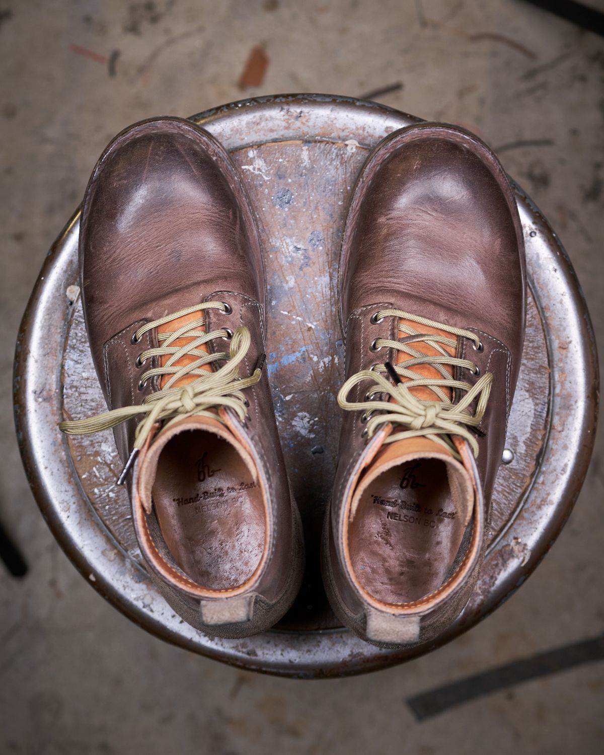 Photo by BobHendersonHB on November 2, 2024 of the BHHB 7 Hole Standard in Horween Steel Predator & Horween Toasted Tan Dublin.