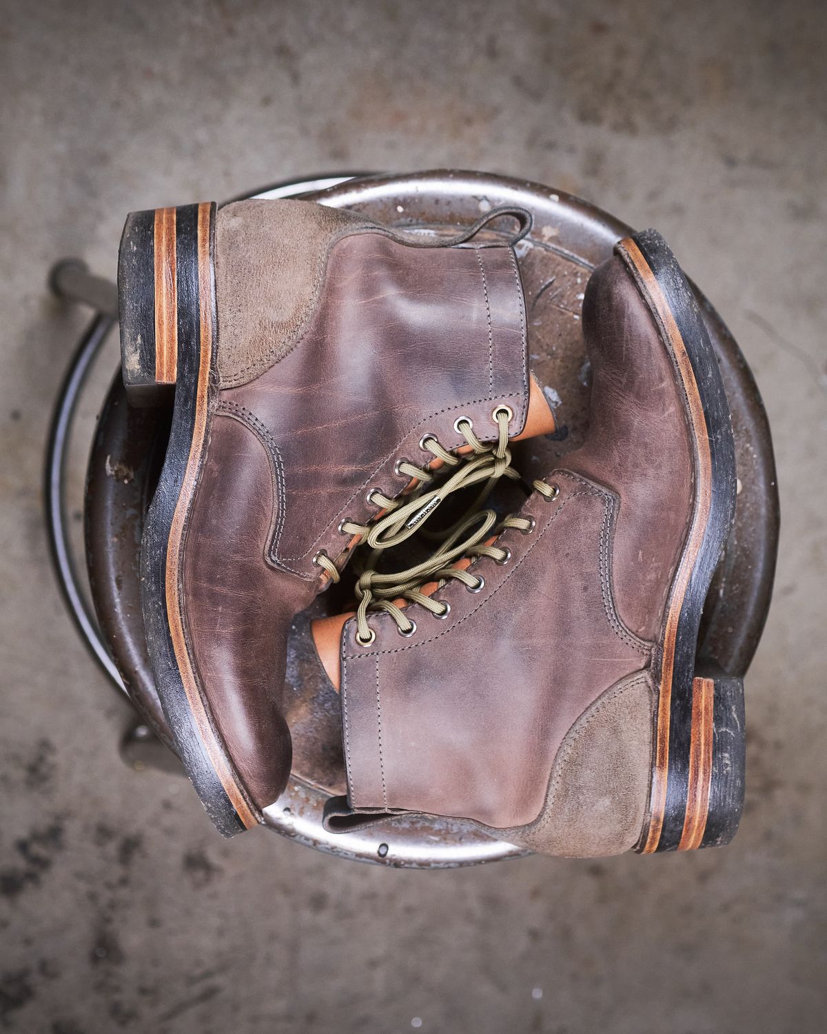 Photo by BobHendersonHB on December 2, 2024 of the BHHB 7 Hole Standard in Horween Steel Predator & Horween Toasted Tan Dublin.