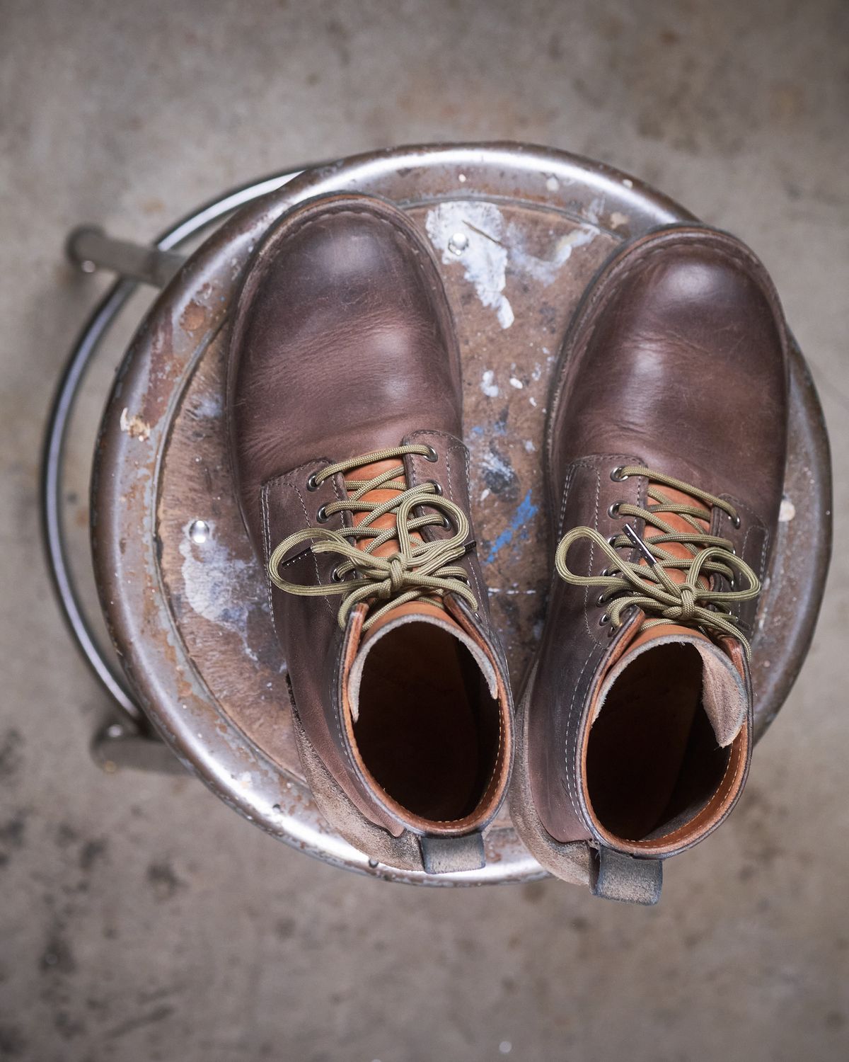 Photo by BobHendersonHB on December 2, 2024 of the BHHB 7 Hole Standard in Horween Steel Predator & Horween Toasted Tan Dublin.