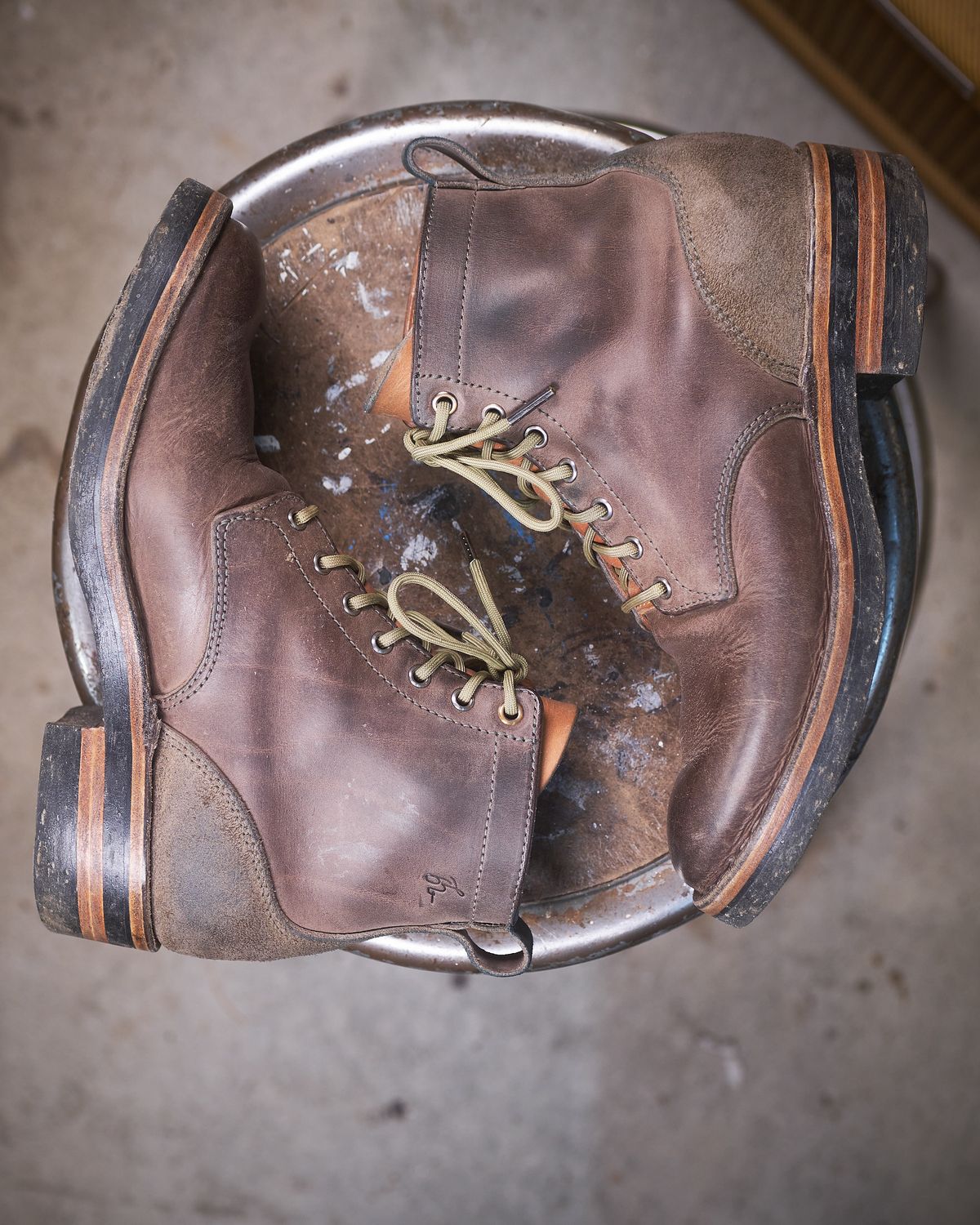 Photo by BobHendersonHB on January 3, 2025 of the BHHB 7 Hole Standard in Horween Steel Predator & Horween Toasted Tan Dublin.