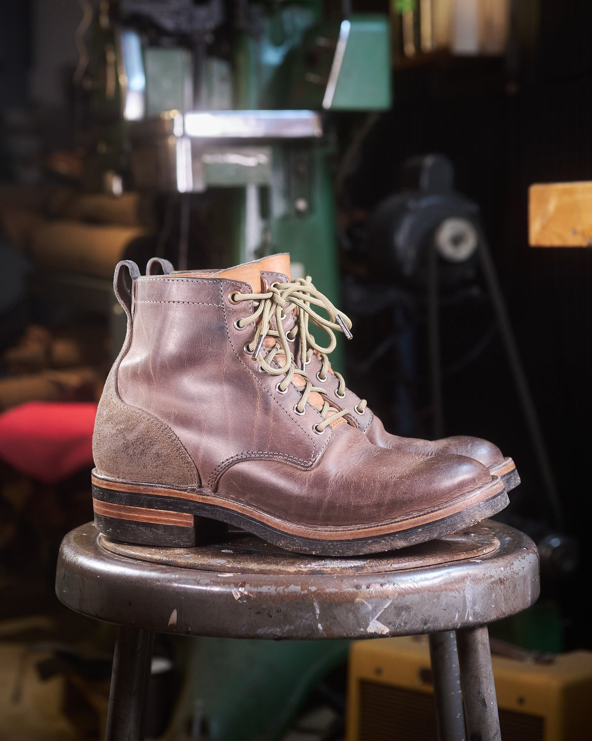 Photo by BobHendersonHB on January 3, 2025 of the BHHB 7 Hole Standard in Horween Steel Predator & Horween Toasted Tan Dublin.