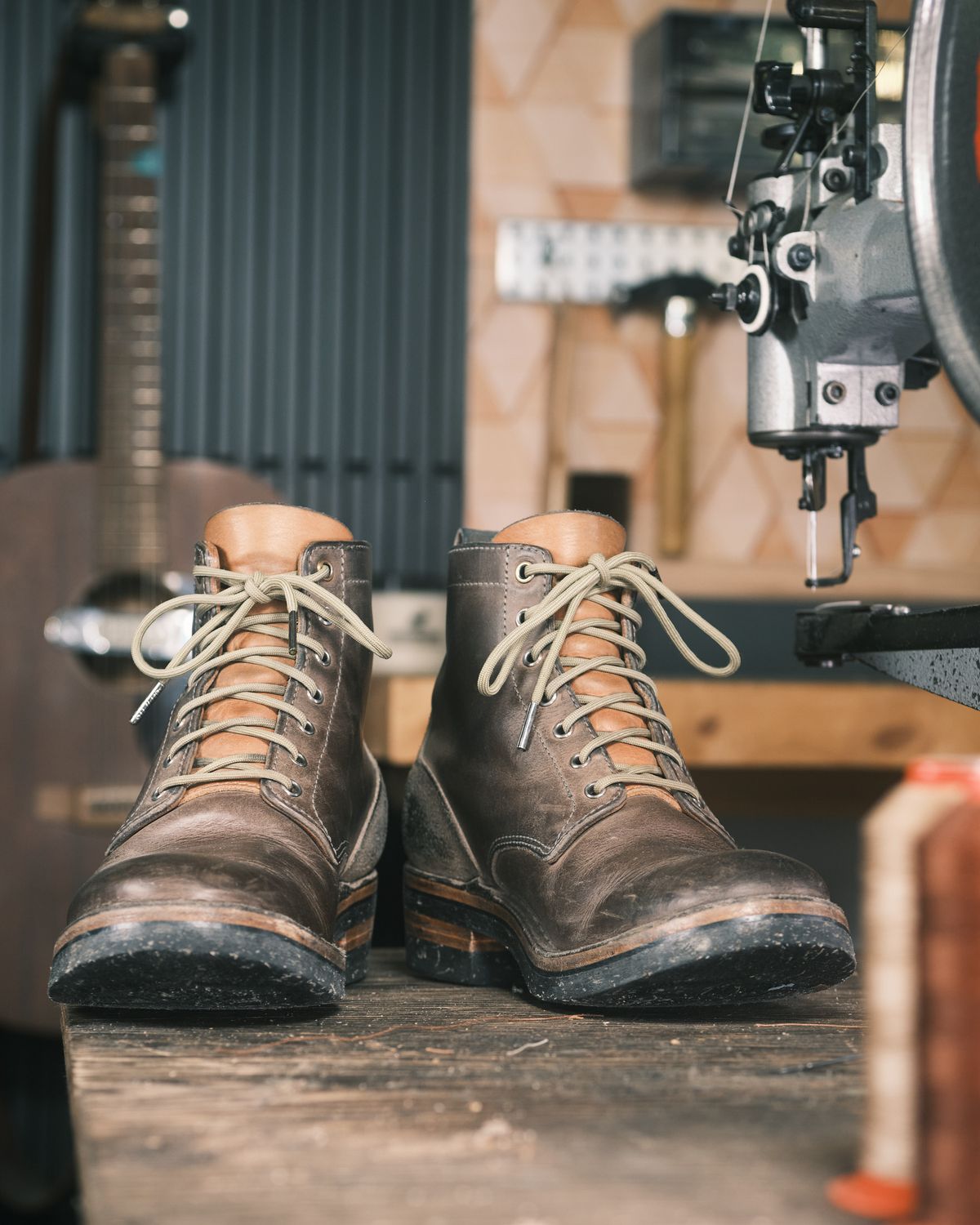 Photo by BobHendersonHB on February 3, 2025 of the BHHB 7 Hole Standard in Horween Steel Predator & Horween Toasted Tan Dublin.