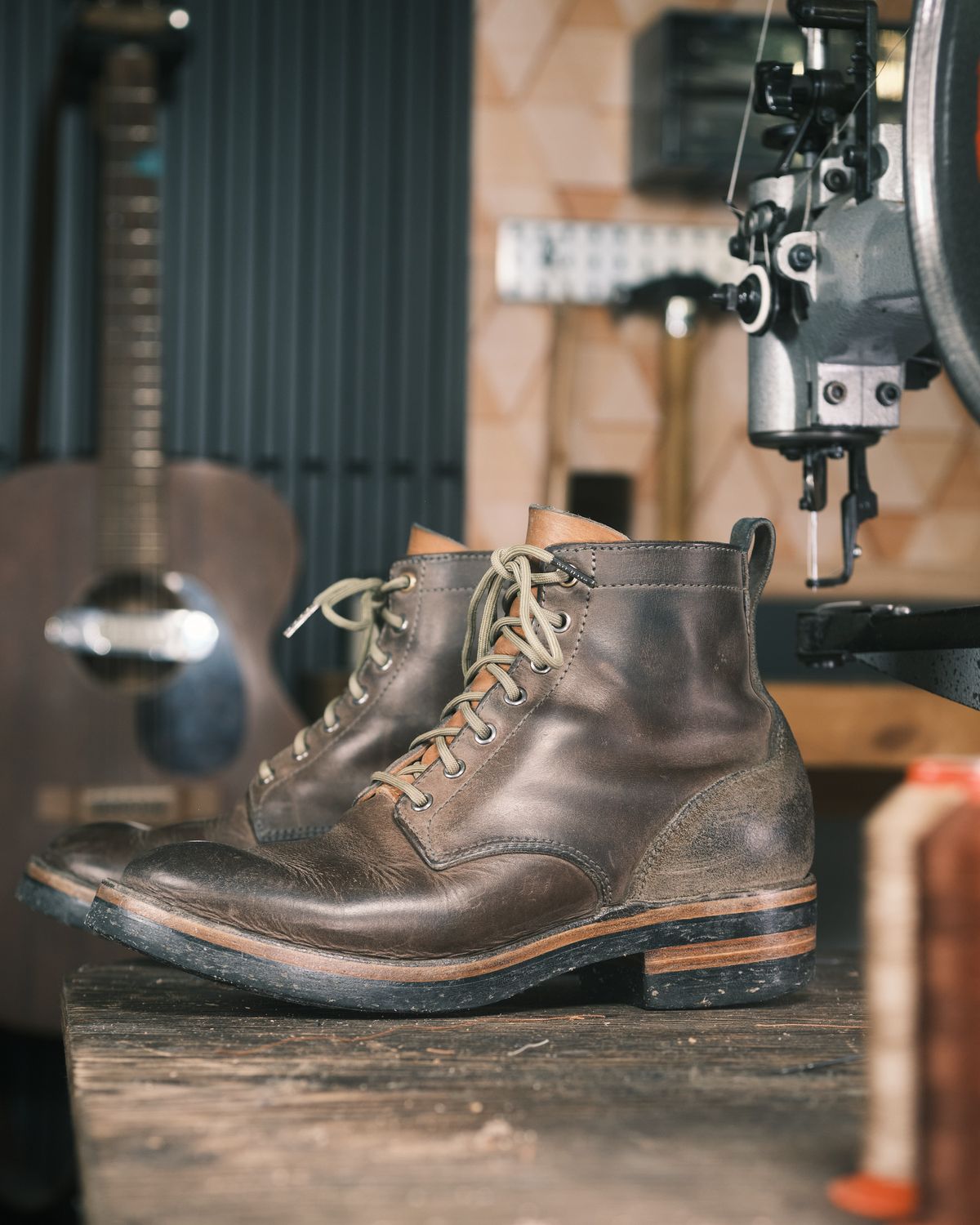 Photo by BobHendersonHB on February 3, 2025 of the BHHB 7 Hole Standard in Horween Steel Predator & Horween Toasted Tan Dublin.