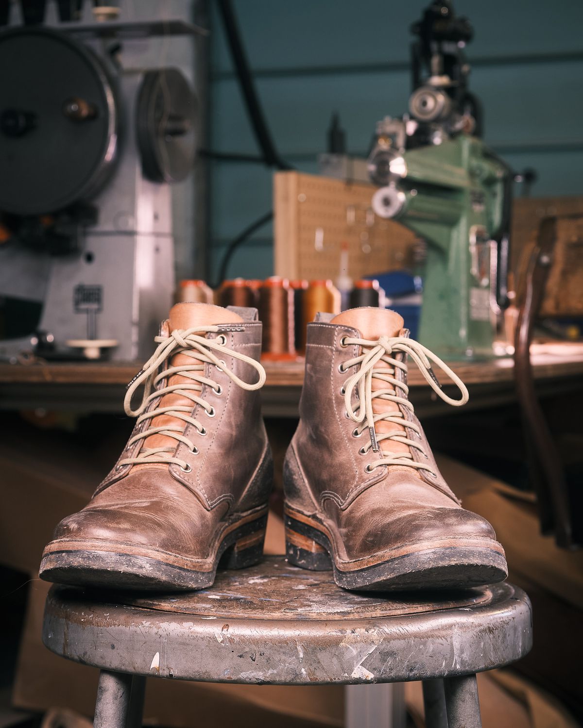 Photo by BobHendersonHB on March 3, 2025 of the BHHB 7 Hole Standard in Horween Steel Predator & Horween Toasted Tan Dublin.
