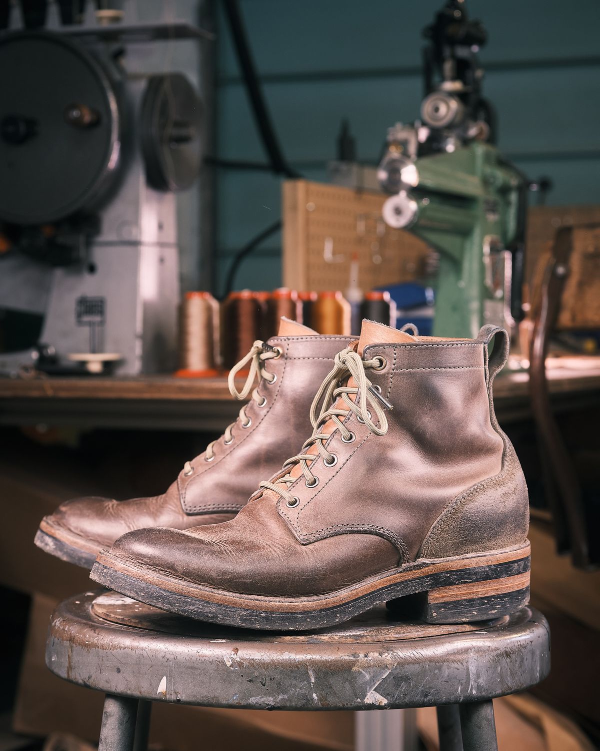 Photo by BobHendersonHB on March 3, 2025 of the BHHB 7 Hole Standard in Horween Steel Predator & Horween Toasted Tan Dublin.