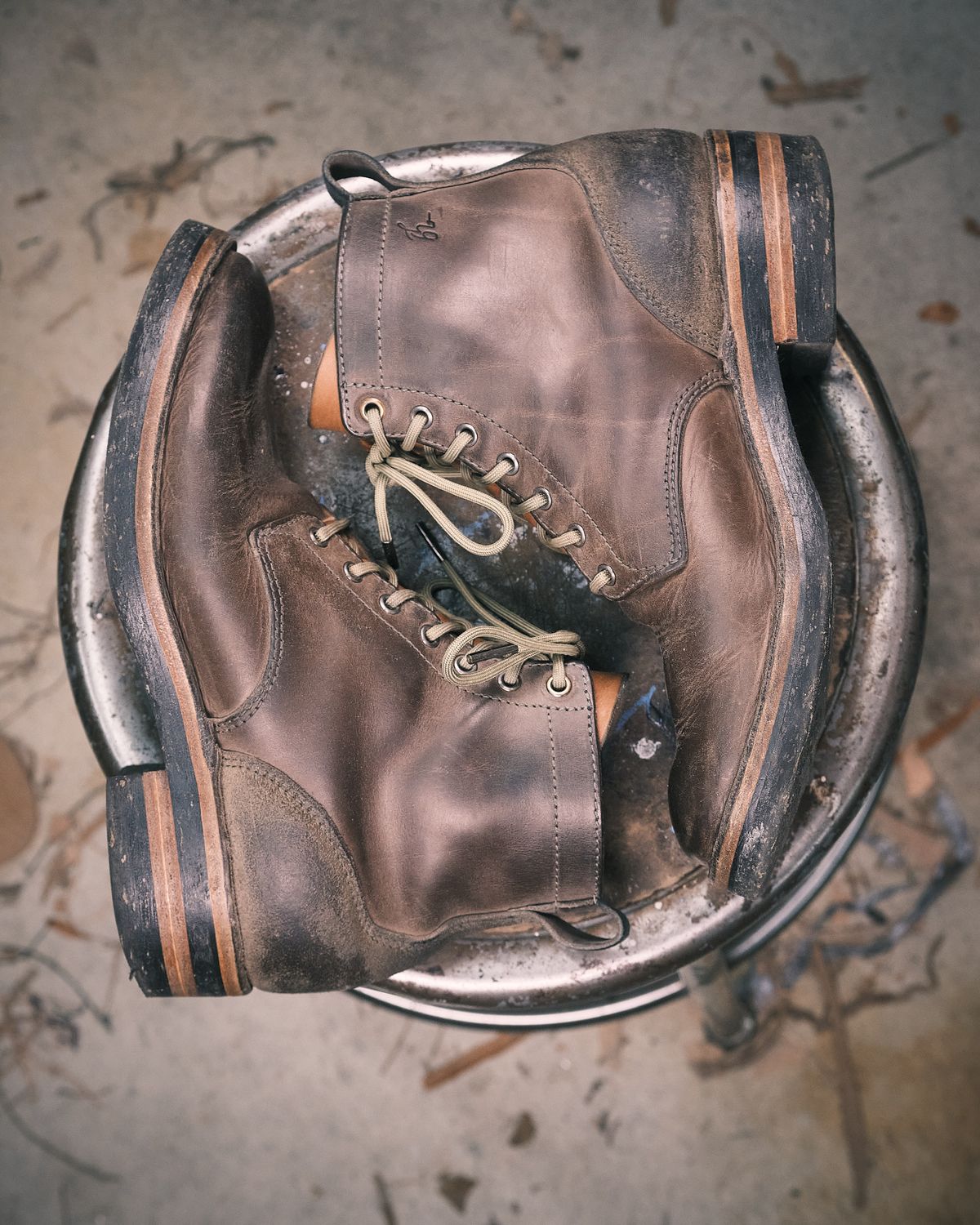 Photo by BobHendersonHB on March 3, 2025 of the BHHB 7 Hole Standard in Horween Steel Predator & Horween Toasted Tan Dublin.