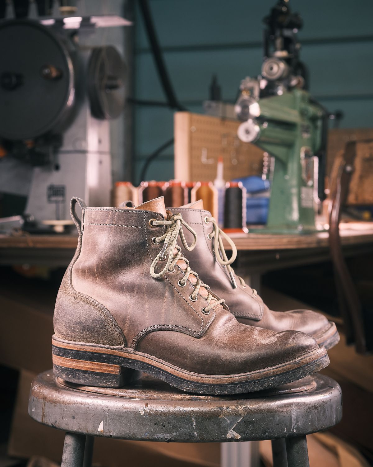 Photo by BobHendersonHB on March 3, 2025 of the BHHB 7 Hole Standard in Horween Steel Predator & Horween Toasted Tan Dublin.