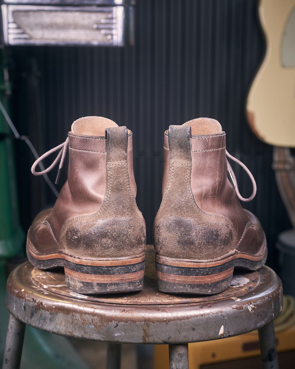 Photo by BobHendersonHB on April 4, 2025 of the BHHB 7 Hole Standard in Horween Steel Predator & Horween Toasted Tan Dublin.