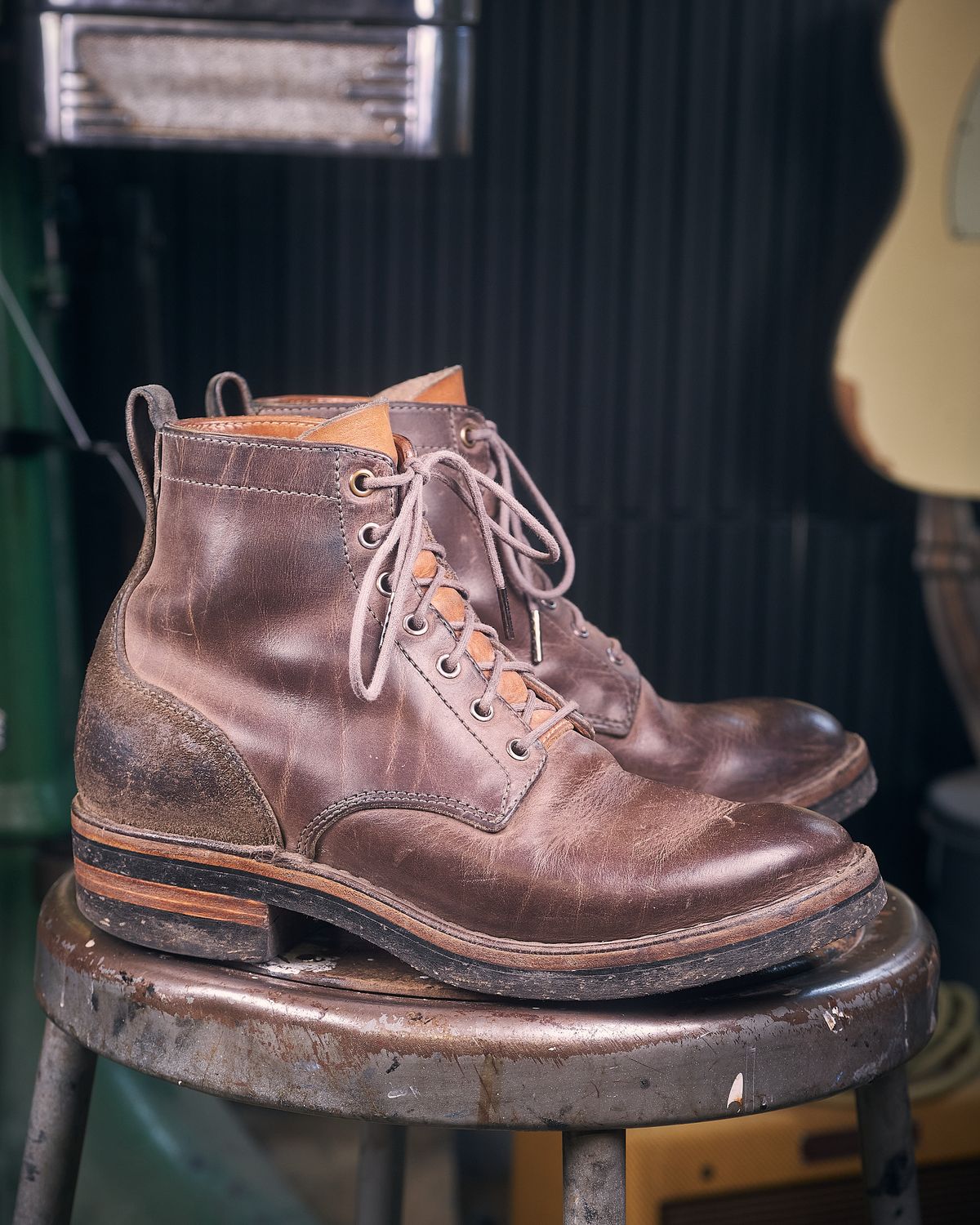 Photo by BobHendersonHB on April 4, 2025 of the BHHB 7 Hole Standard in Horween Steel Predator & Horween Toasted Tan Dublin.