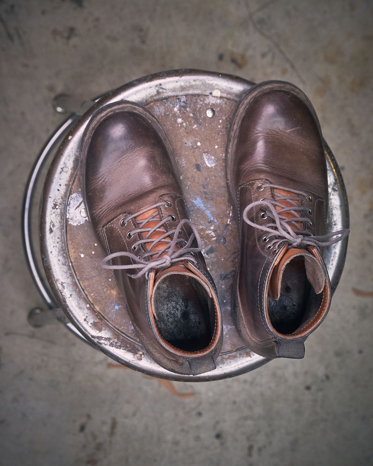 Photo by BobHendersonHB on April 4, 2025 of the BHHB 7 Hole Standard in Horween Steel Predator & Horween Toasted Tan Dublin.