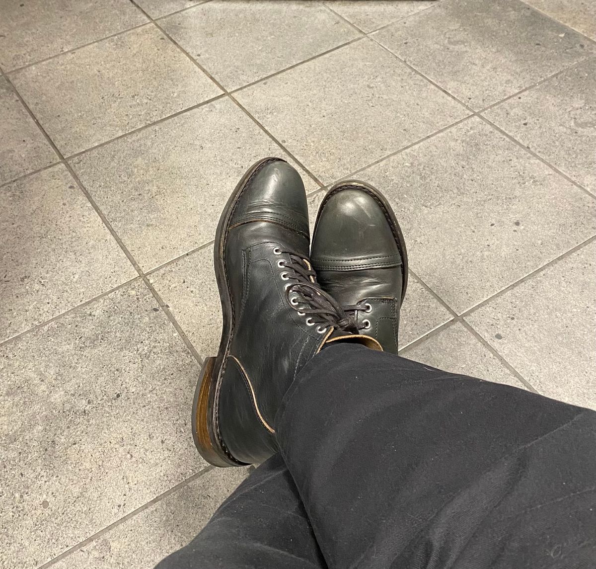 Photo by bootsanddogs on October 3, 2022 of the Thursday Vanguard in Horween Indigo Chromexcel.