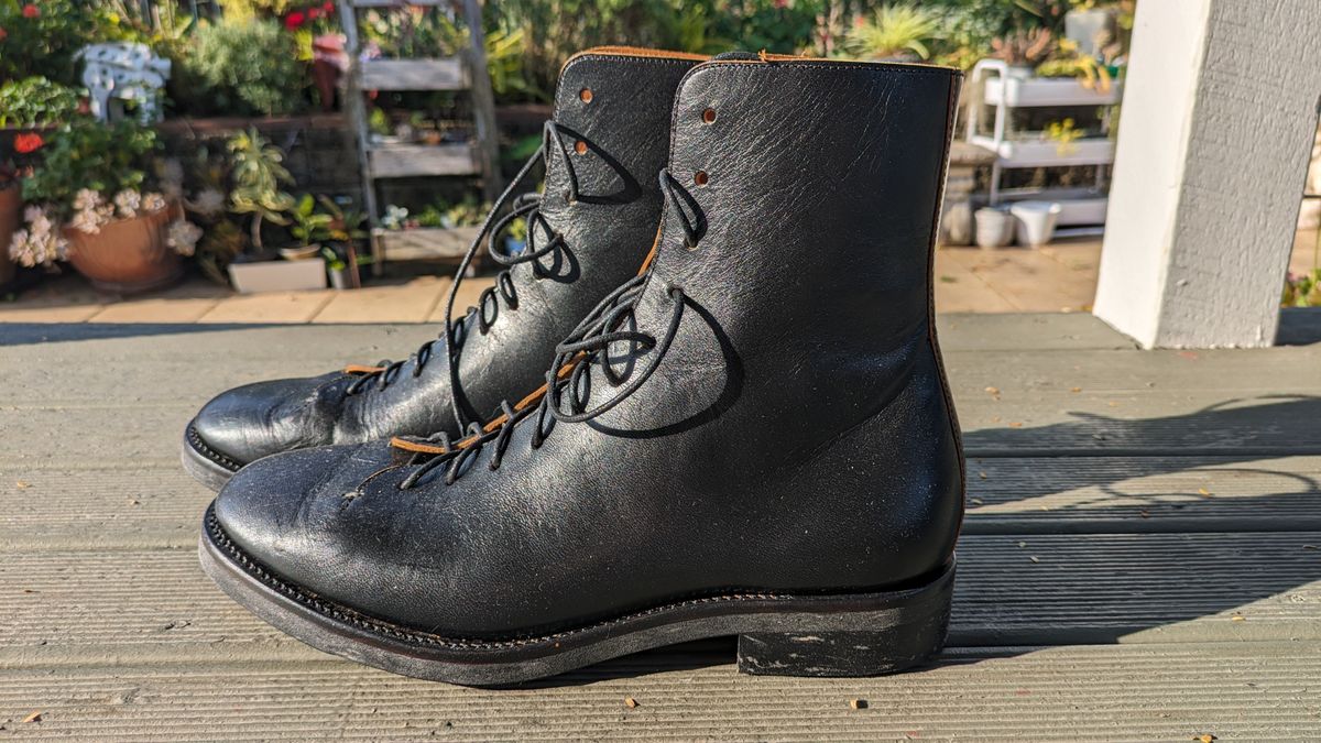 Photo by Togebough on November 4, 2023 of the Briselblack The Buck Wholecut Lace to Toe in Shinki Black Latigo Teacore Horsehide.
