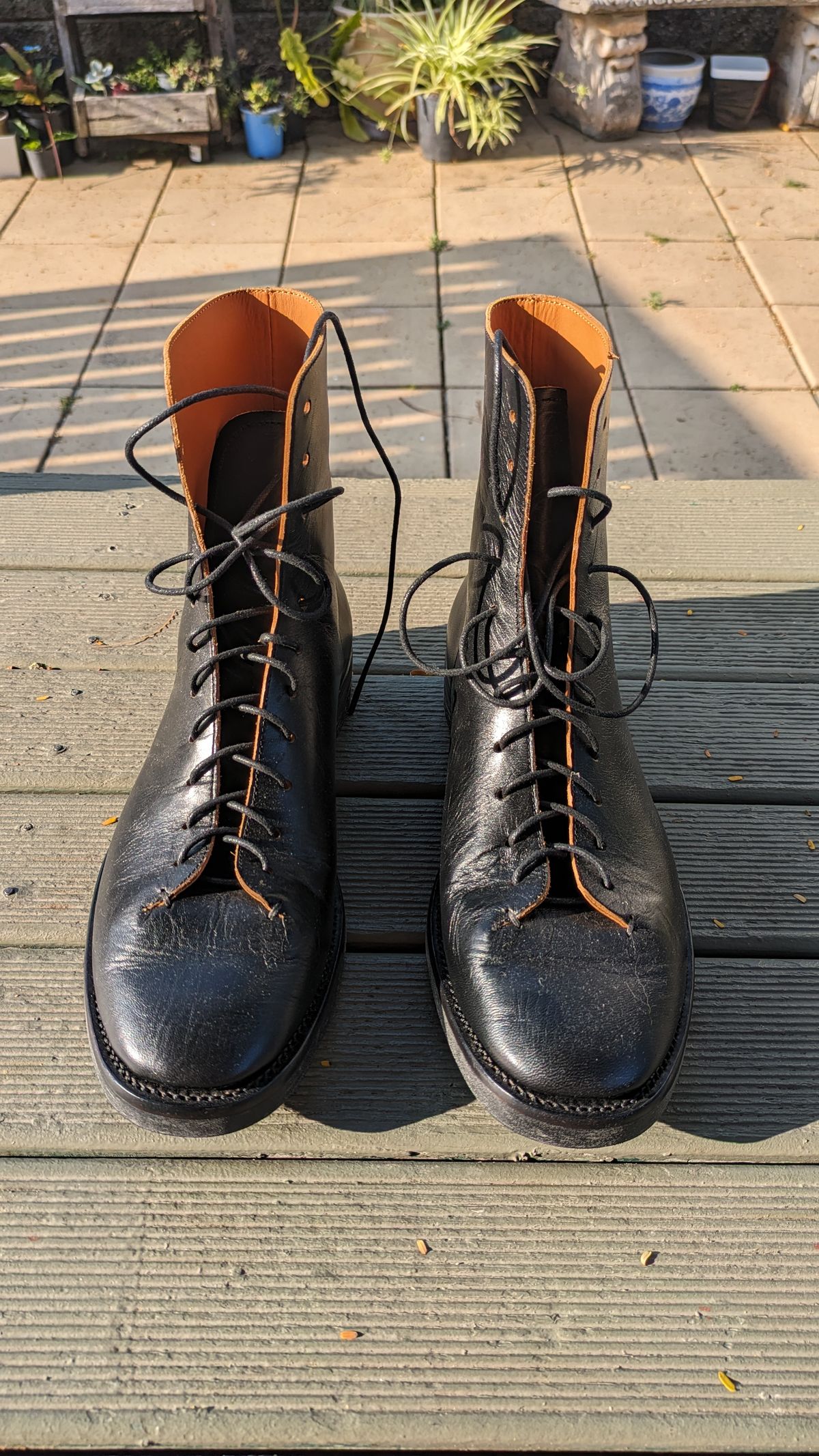 Photo by Togebough on November 4, 2023 of the Briselblack The Buck Wholecut Lace to Toe in Shinki Black Latigo Teacore Horsehide.