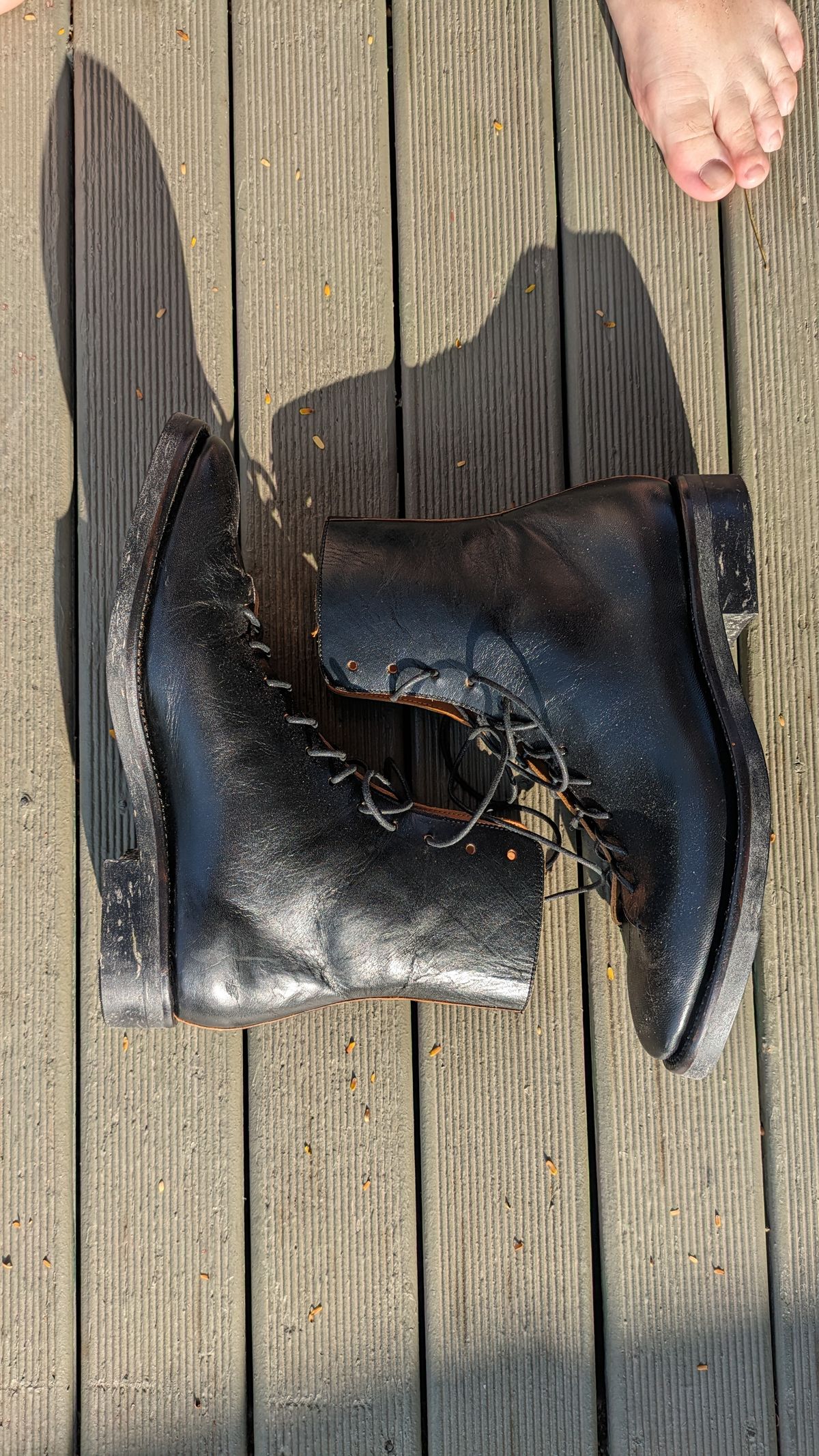 Photo by Togebough on November 4, 2023 of the Briselblack The Buck Wholecut Lace to Toe in Shinki Black Latigo Teacore Horsehide.