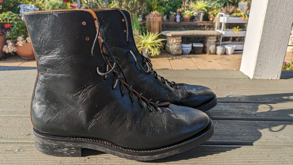 Photo by Togebough on November 4, 2023 of the Briselblack The Buck Wholecut Lace to Toe in Shinki Black Latigo Teacore Horsehide.