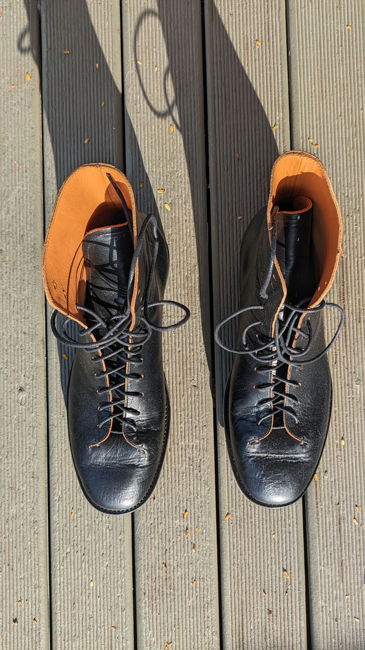Photo by Togebough on November 4, 2023 of the Briselblack The Buck Wholecut Lace to Toe in Shinki Black Latigo Teacore Horsehide.