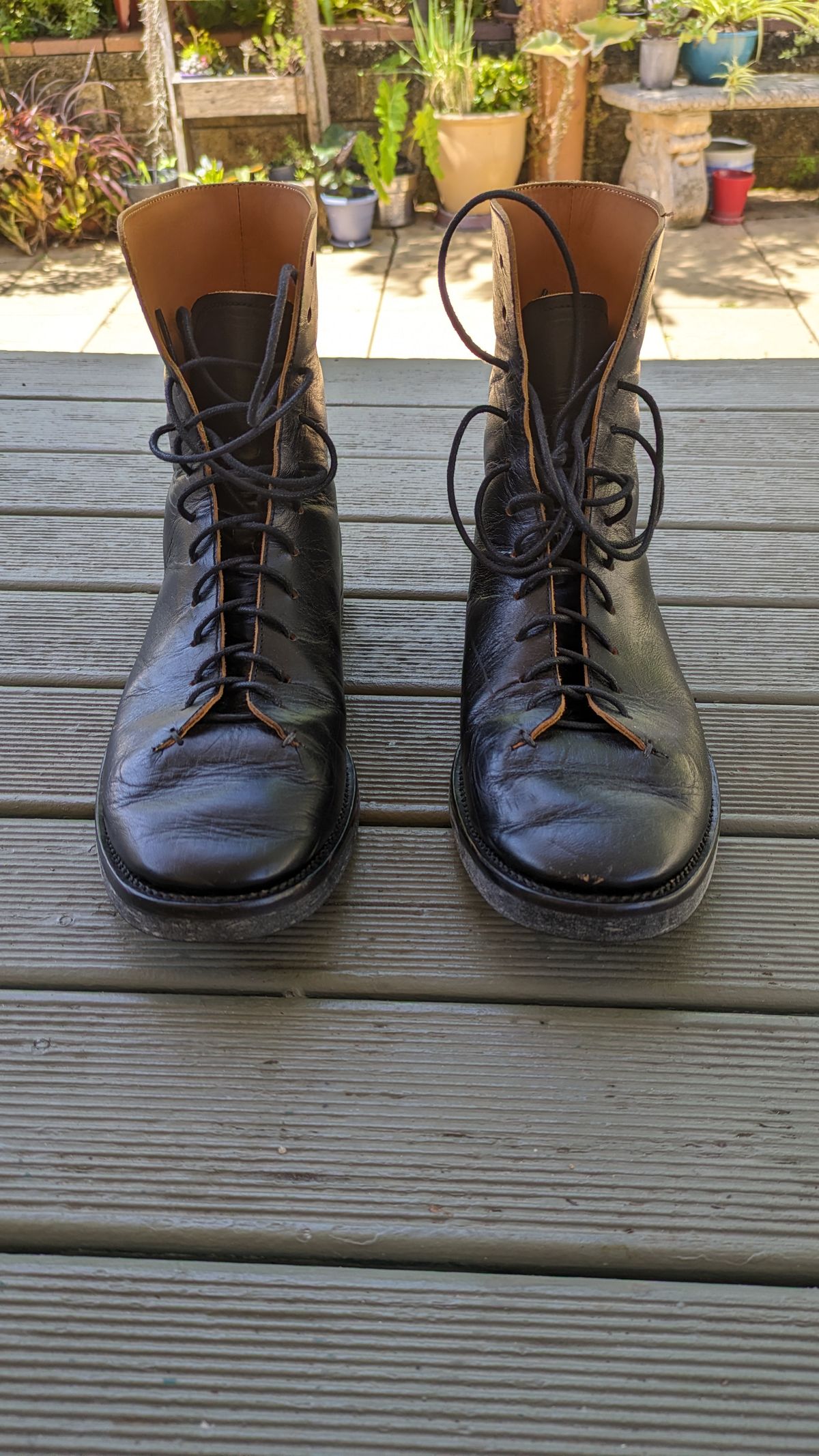 Photo by Togebough on December 3, 2023 of the Briselblack The Buck Wholecut Lace to Toe in Shinki Black Latigo Teacore Horsehide.