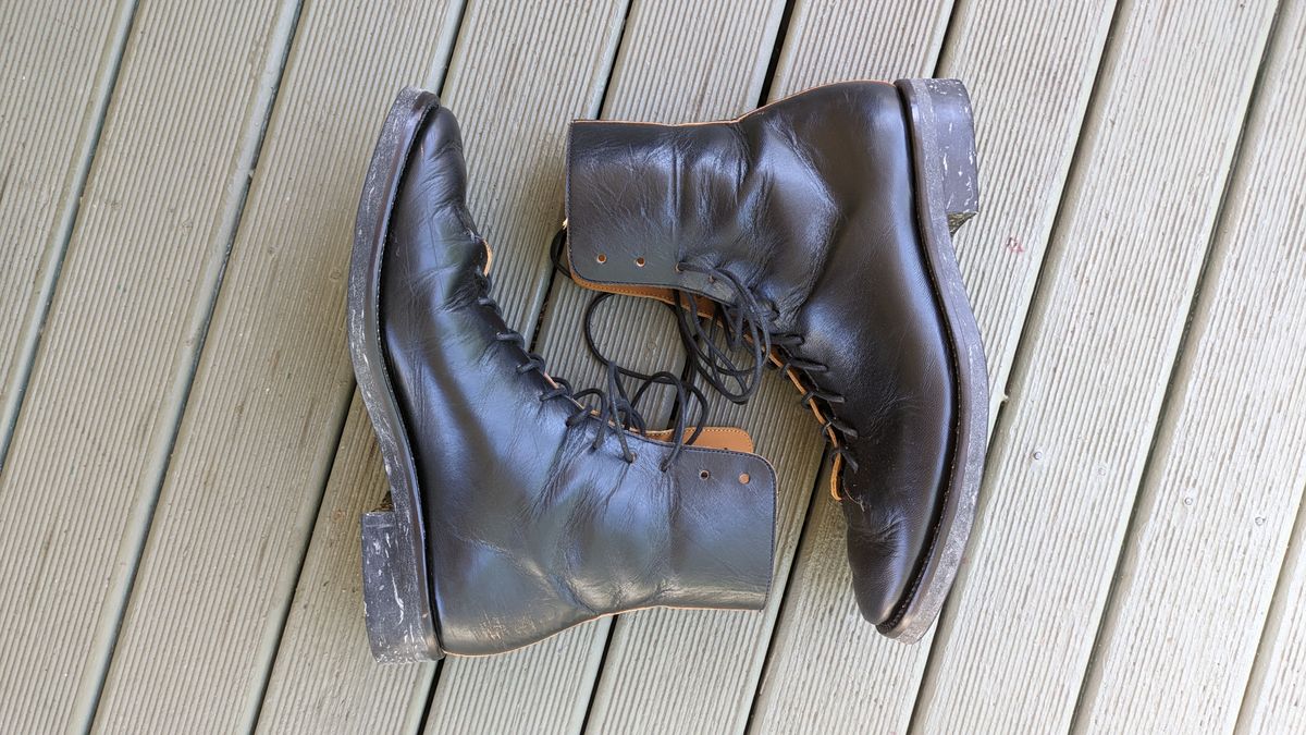 Photo by Togebough on December 3, 2023 of the Briselblack The Buck Wholecut Lace to Toe in Shinki Black Latigo Teacore Horsehide.