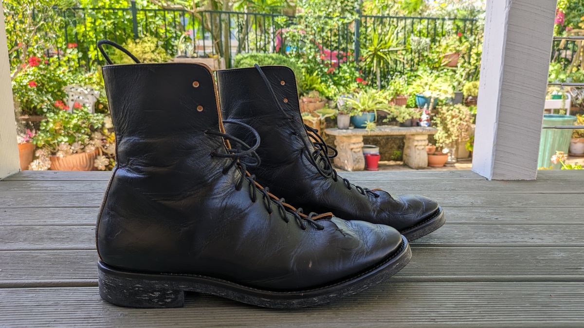 Photo by Togebough on December 3, 2023 of the Briselblack The Buck Wholecut Lace to Toe in Shinki Black Latigo Teacore Horsehide.