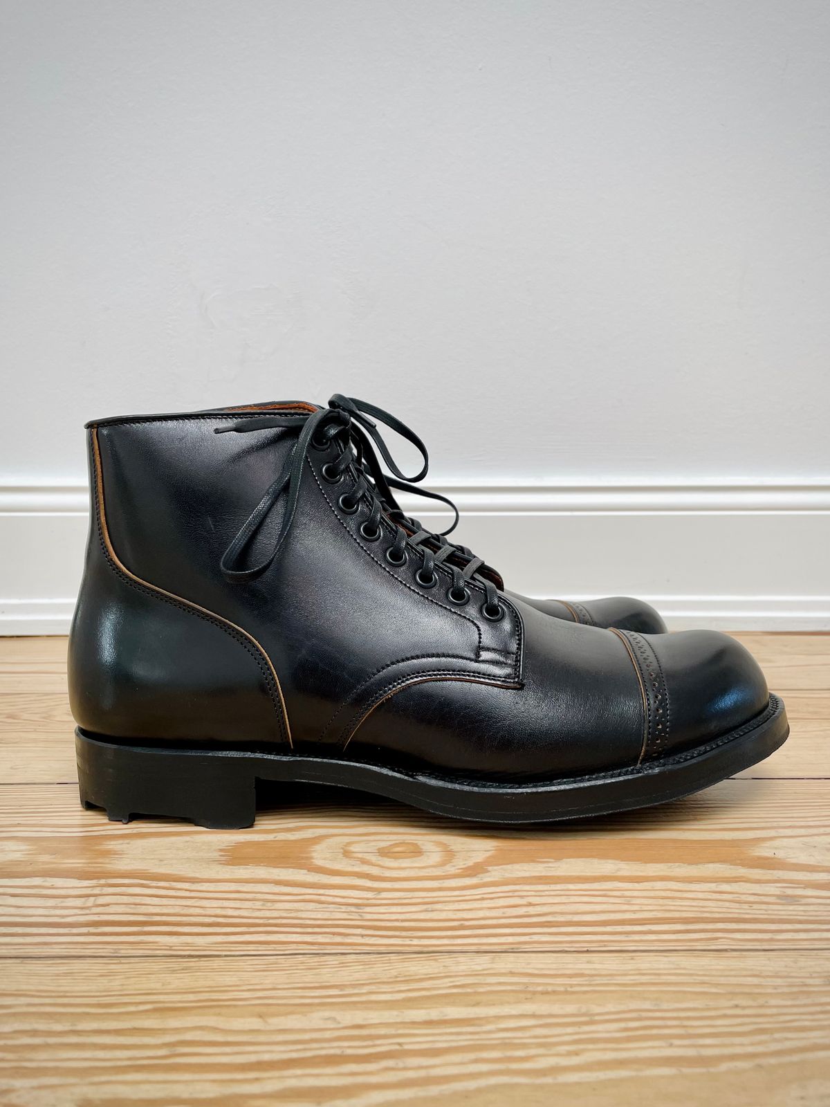 Photo by fritzbaargeld on October 2, 2022 of the Viberg Service Boot in Shinki Black Oiled Horsebutt.