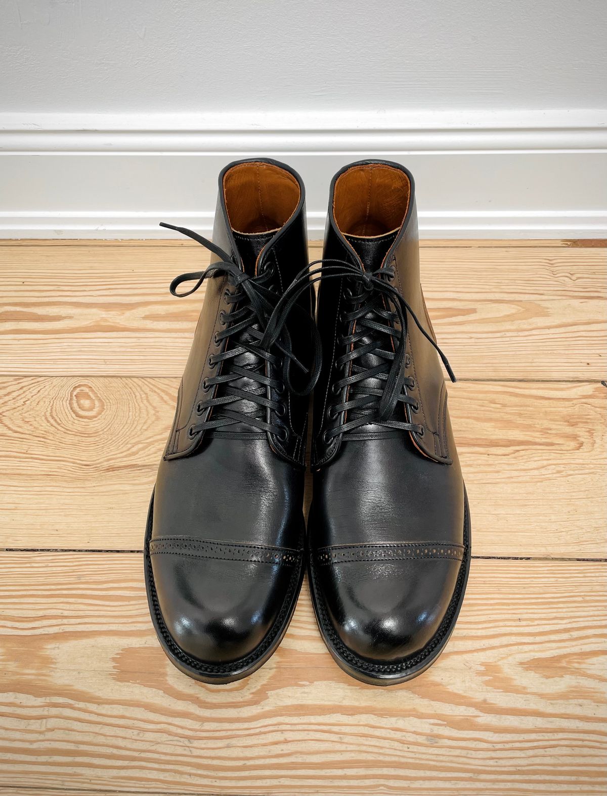 Photo by fritzbaargeld on October 2, 2022 of the Viberg Service Boot in Shinki Black Oiled Horsebutt.