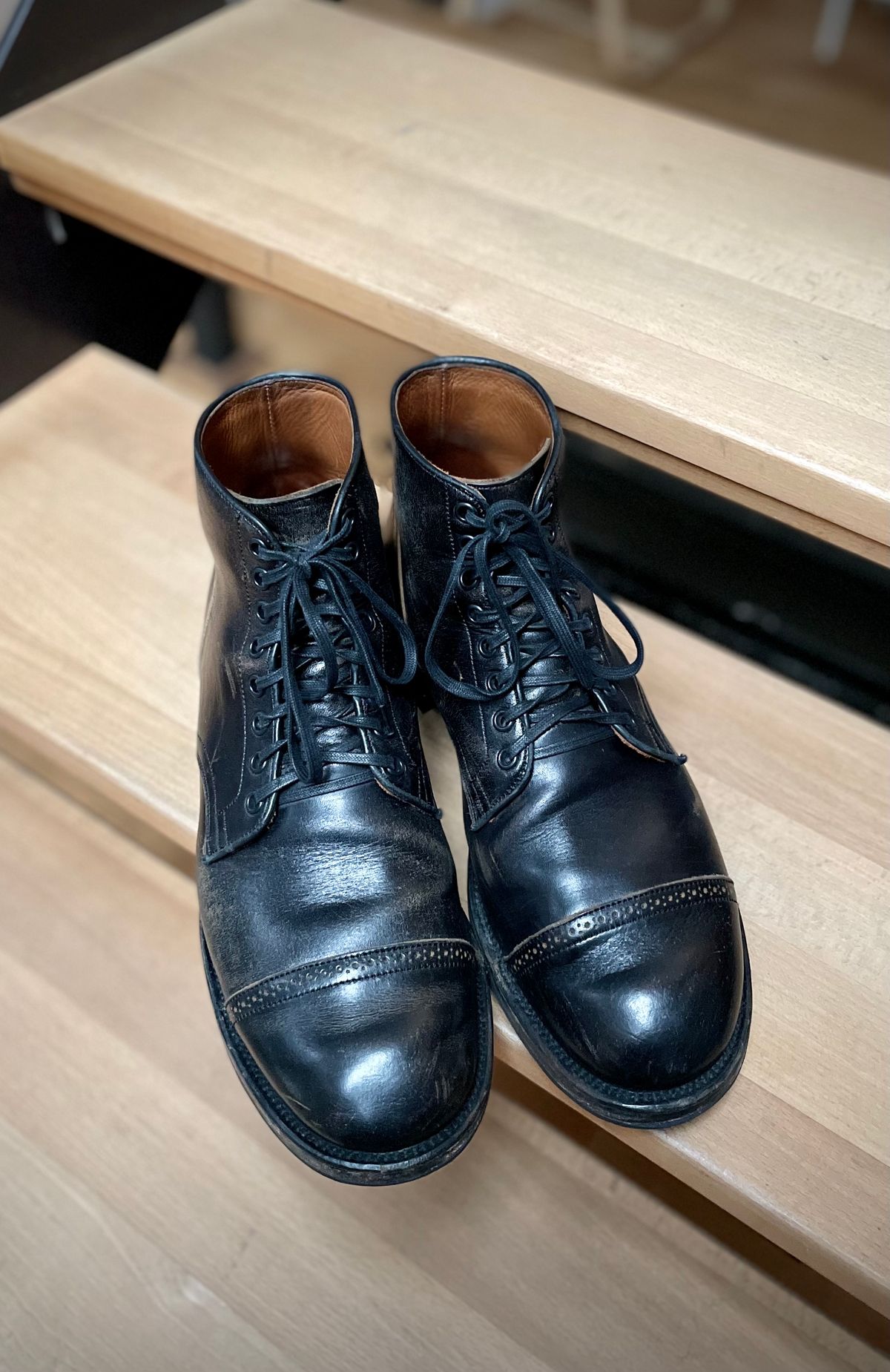 Photo by fritzbaargeld on February 4, 2023 of the Viberg Service Boot in Shinki Black Oiled Horsebutt.