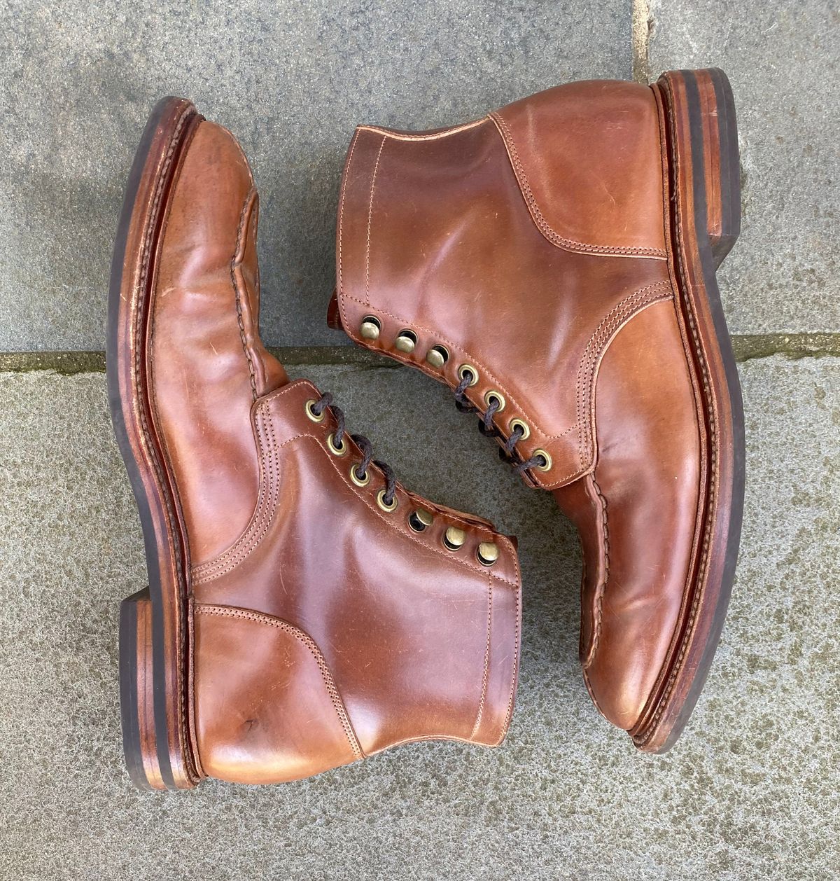 Photo by ouroboros3031 on April 6, 2023 of the Grant Stone Ottawa Boot in Horween Honey Glazed Shell Cordovan.